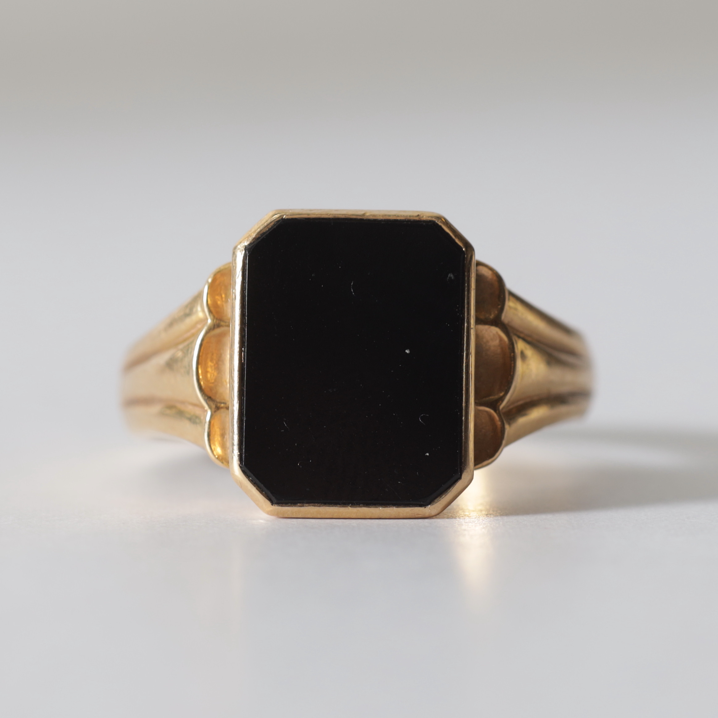 KLACKRING, 18K guld & onyx, K&EC, Göteborg, 1953. Totalvikt ca 5,1 gram.