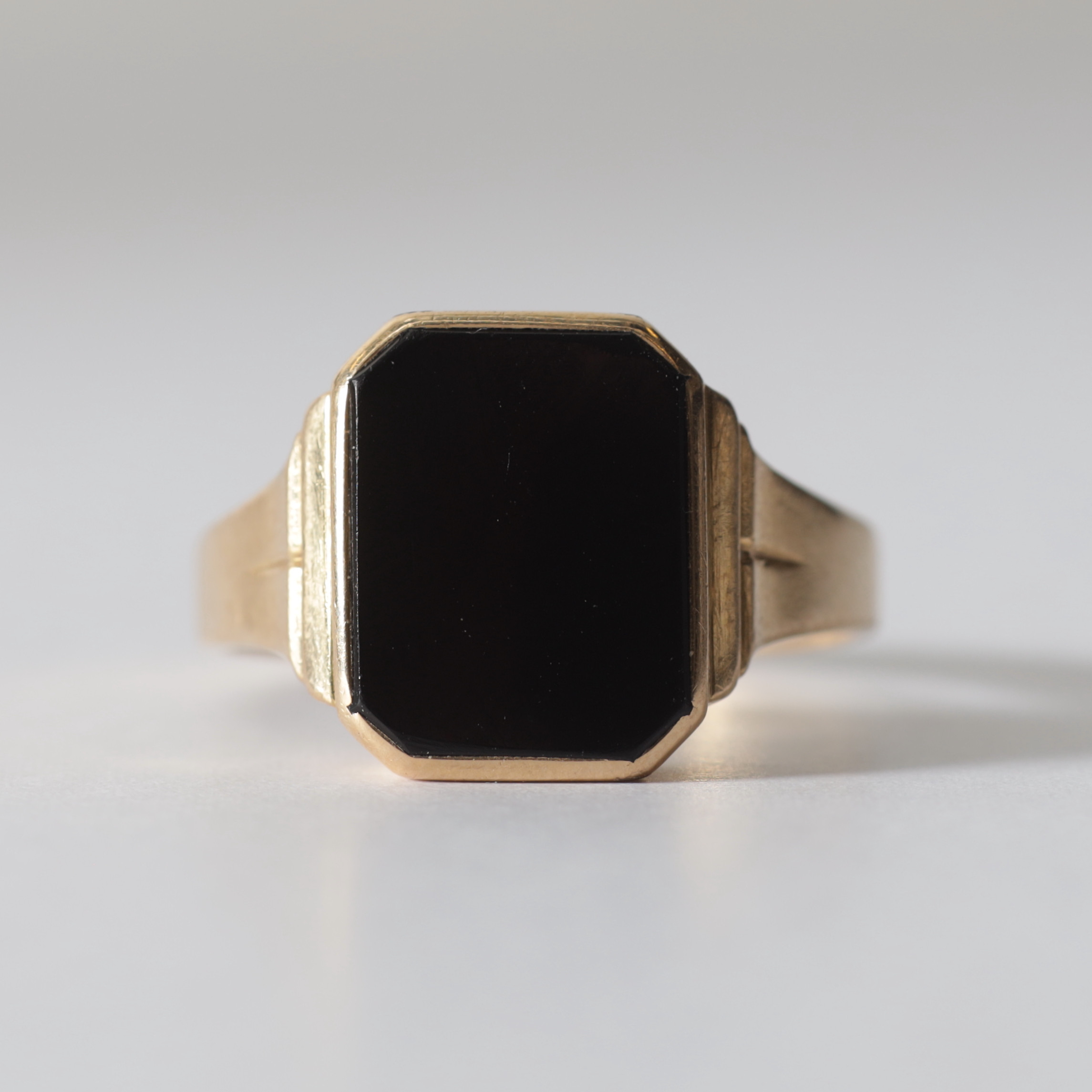 KLACKRING, 18K guld & onyx, K&EC, Göteborg, 1951. Totalvikt ca 4.4 gram.