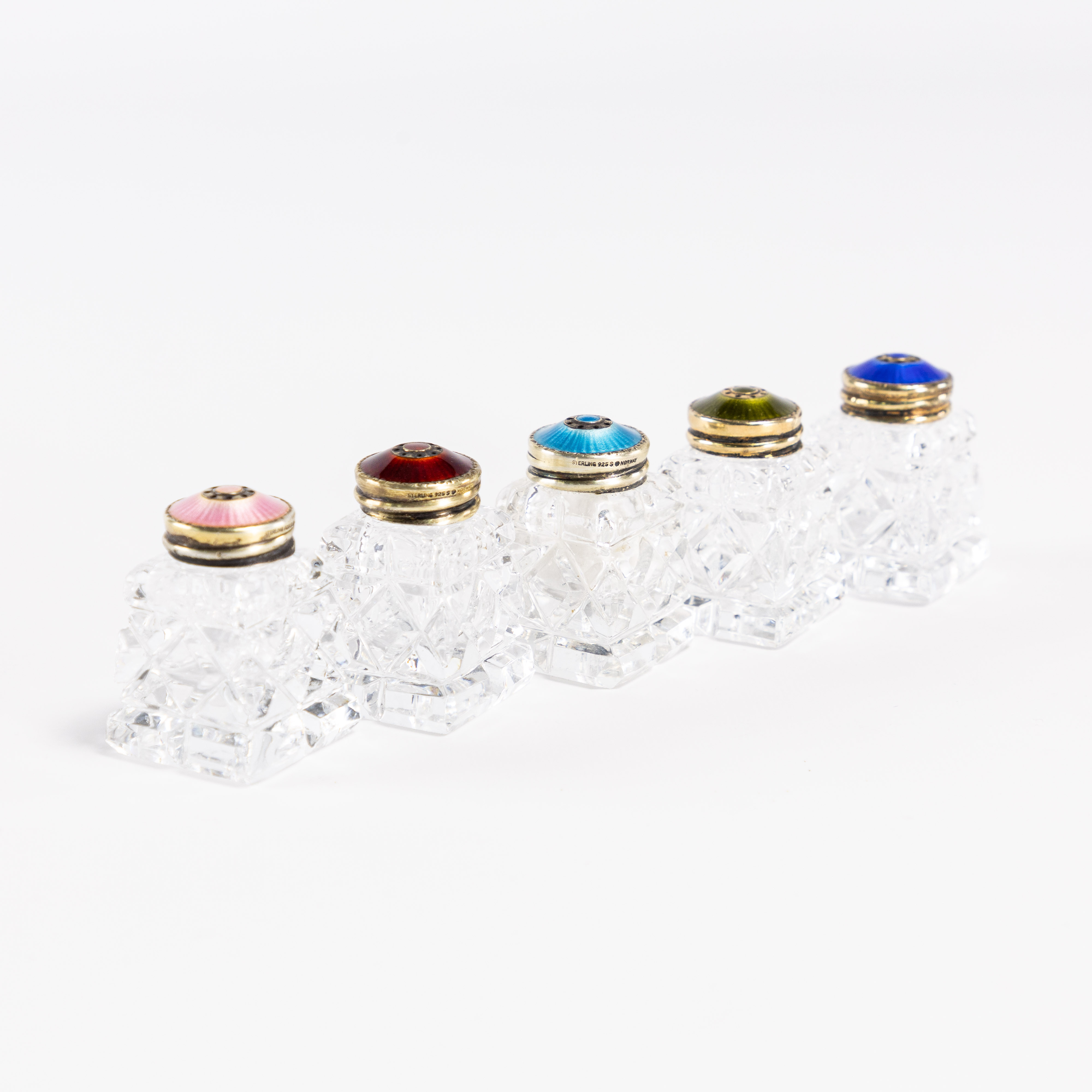 SALT- OCH PEPPARSTRÖARE. 5 st, lock i sterlingsilver och emalj, Norge.