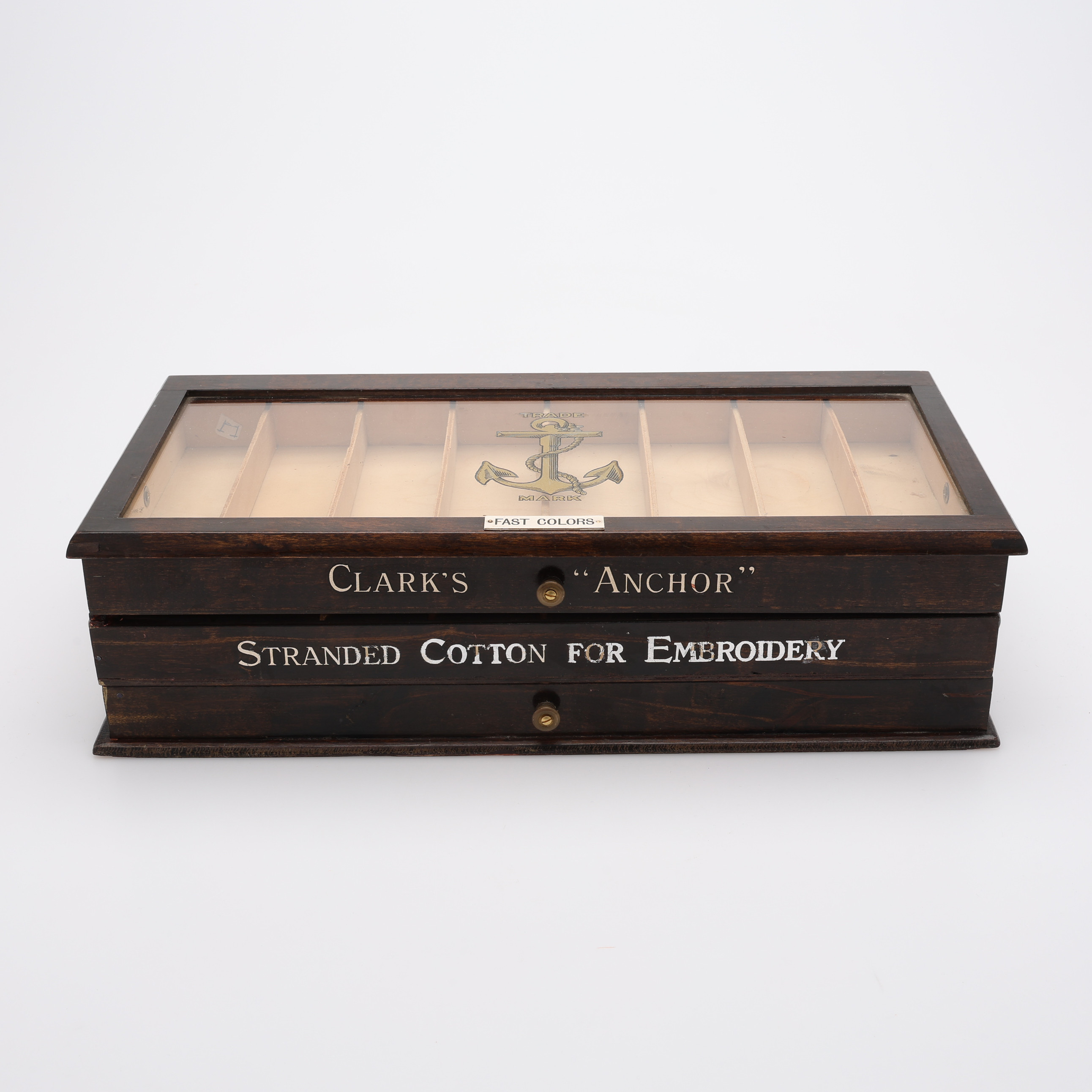 SORTIMENTSKRIN FÖR BRODERITRÅD, CLARK'S "ANCHOR", 1910/20-TAL.