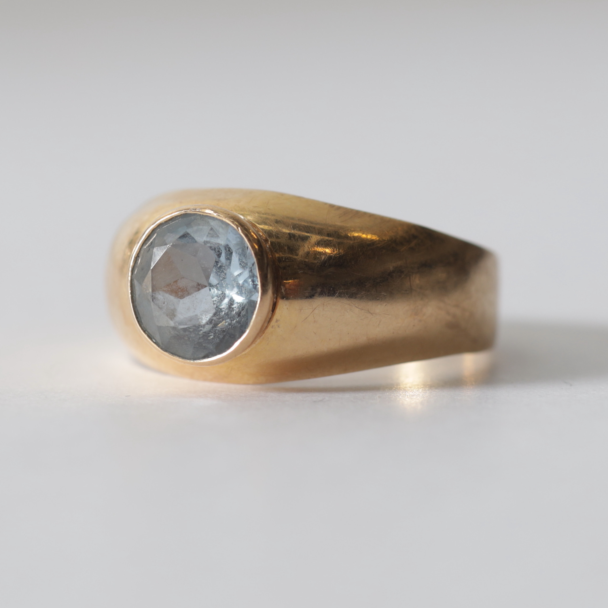 ENSTENSRING, 18K guld, Guldsmedsaktiebolaget Trege, Göteborg, 1961. Totalvikt ca 3,3 gram.