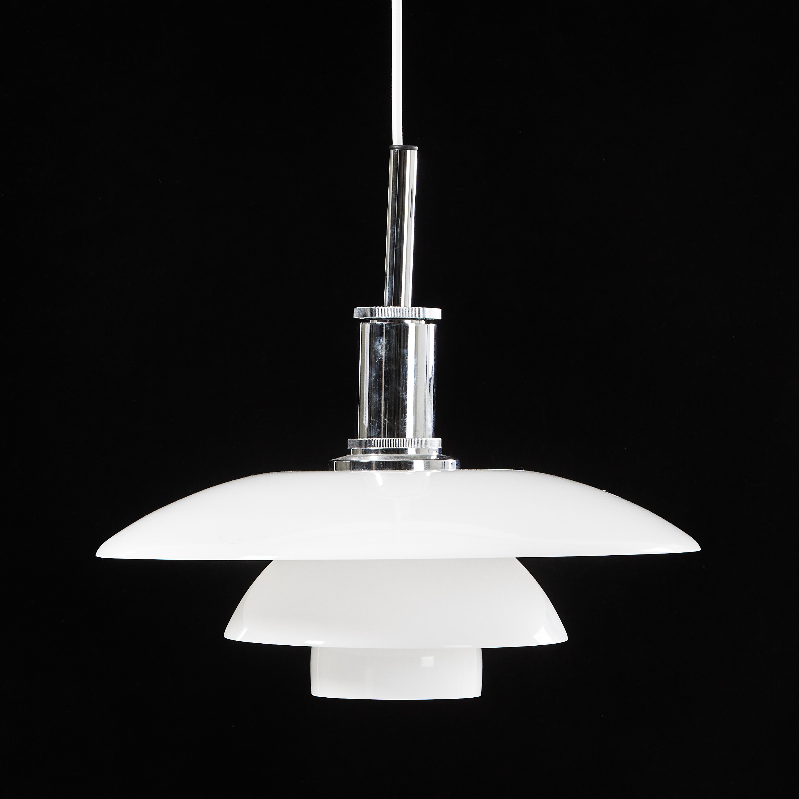 POUL HENNINGSEN. "PH 4 1/2-4", takarmatur, Louis Poulsen, Danmark.