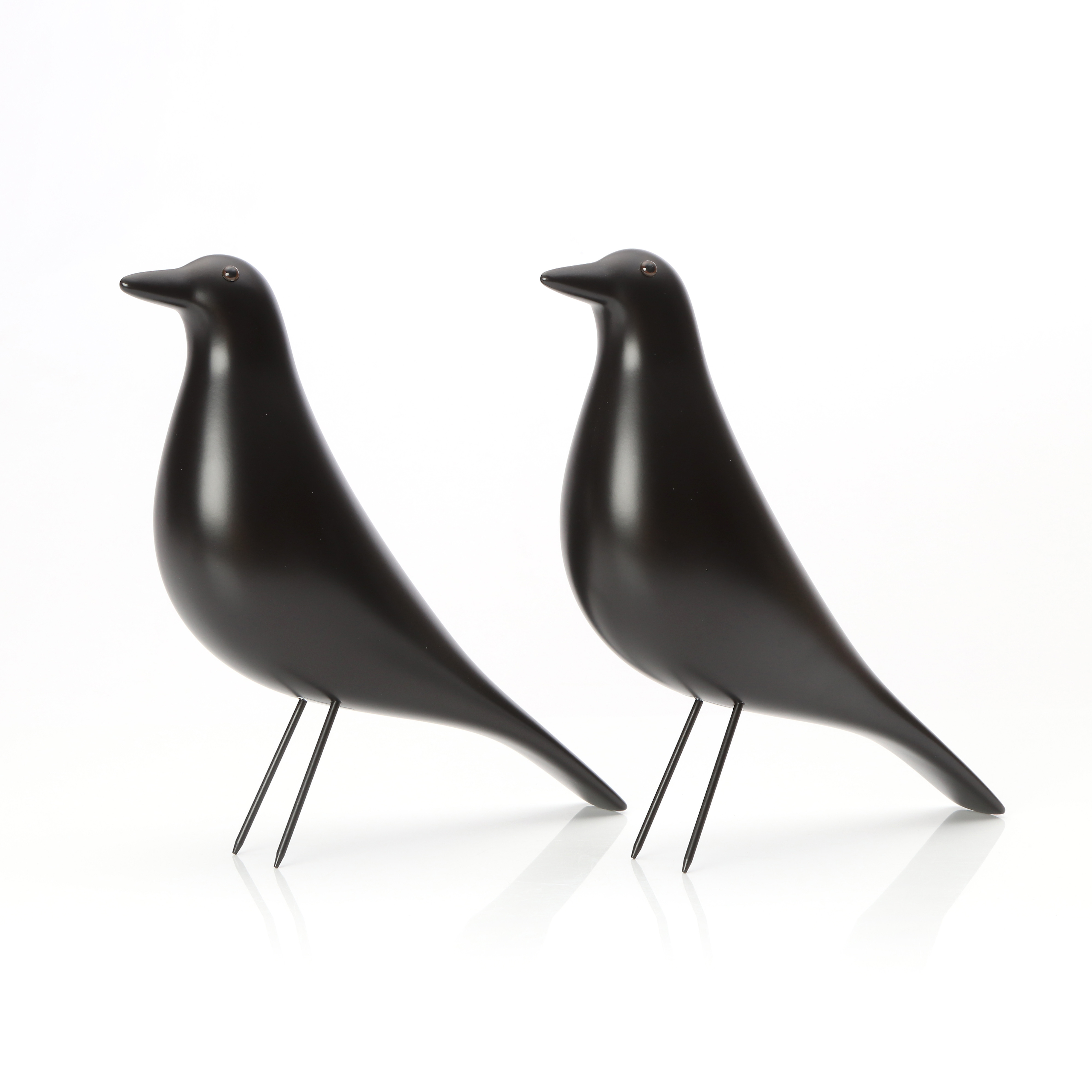 CHARLES & RAY EAMES. SKULPTURER, TVÅ ST. Lackerat trä. ""Eames House Bird". Etikettmärkta.