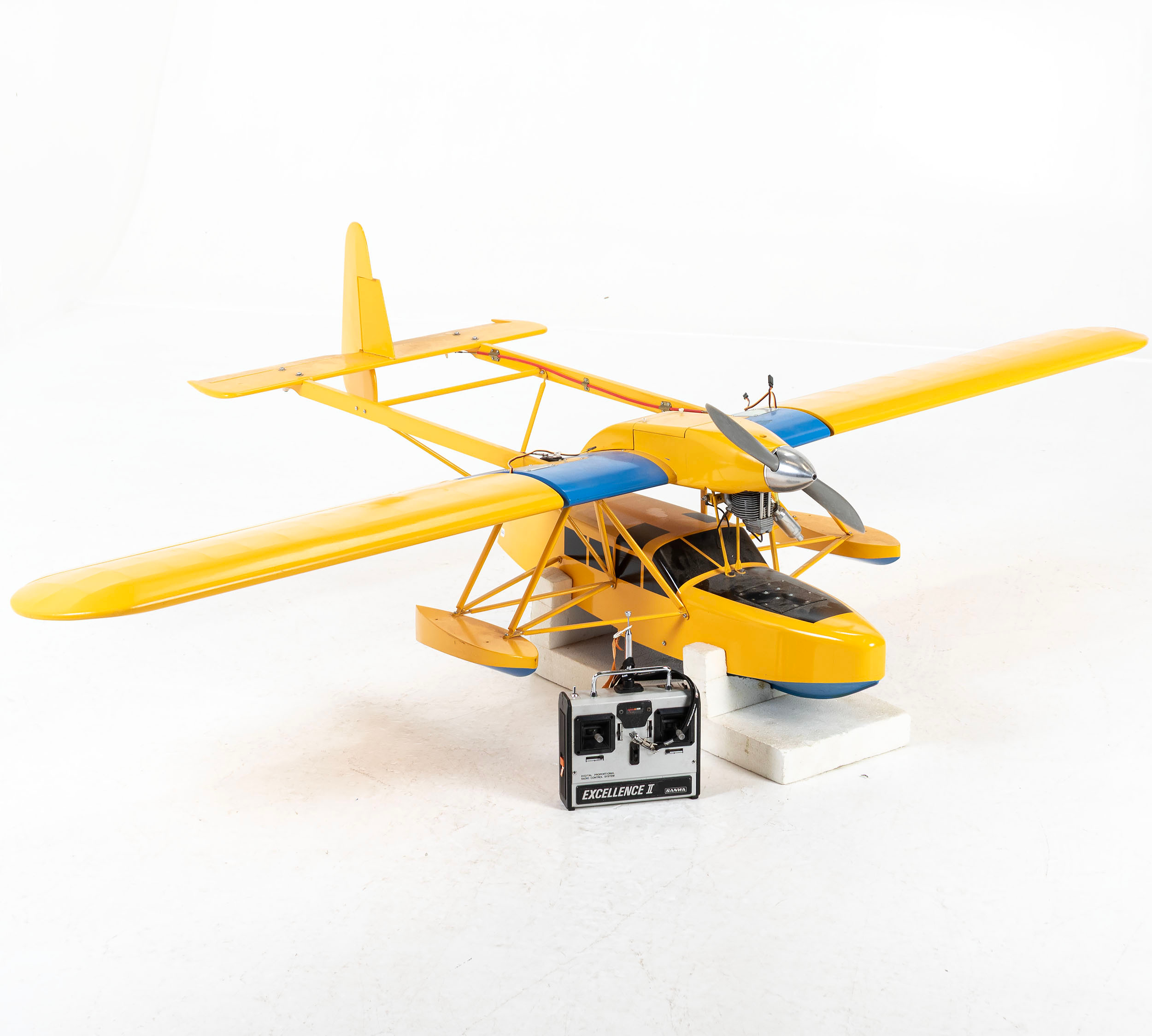 R/C MODELLFLYGPLAN, med handkontroll, etanoldriven, Pontonmodell.
