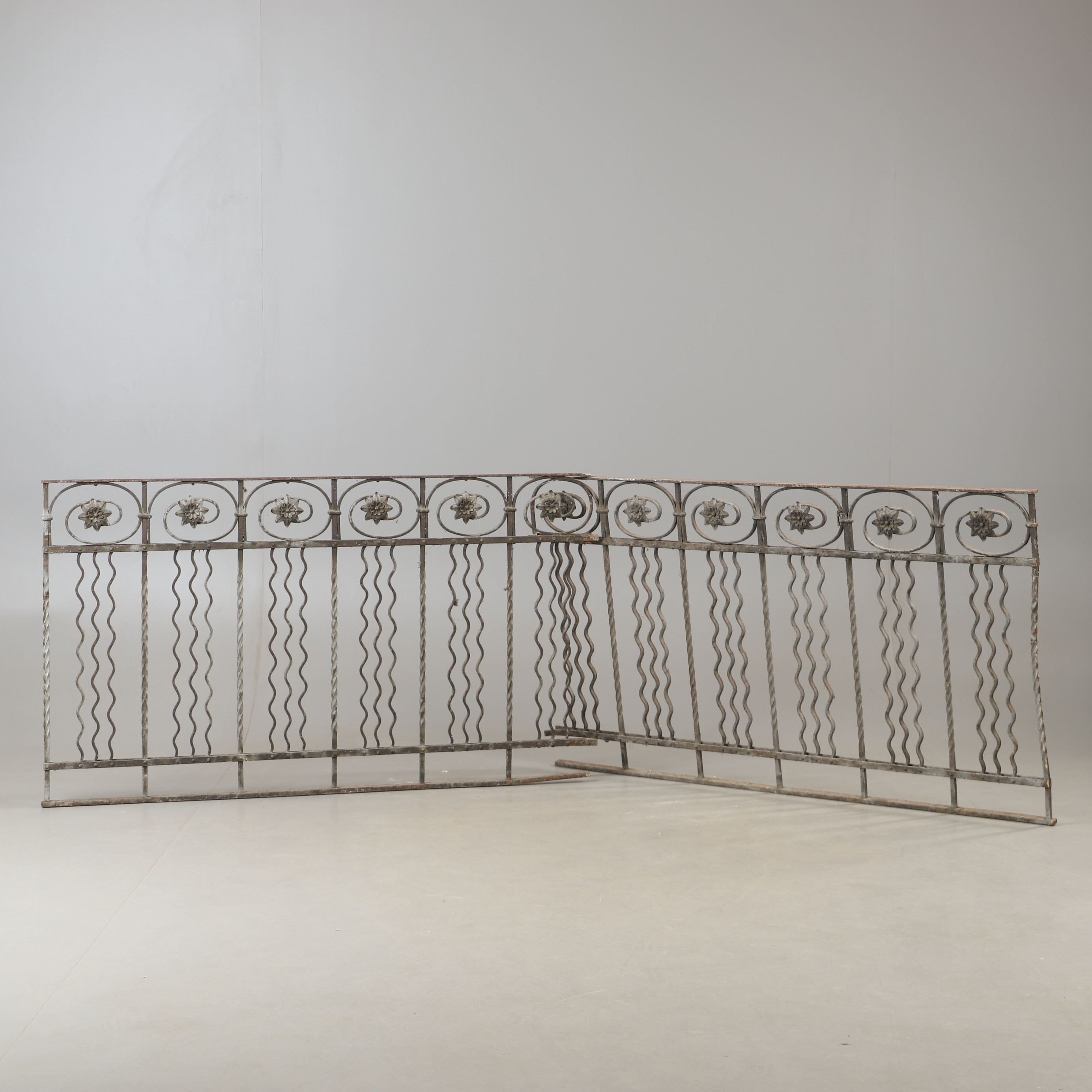 GRINDAR, 1 par, smide, 1900-talets första hälft.