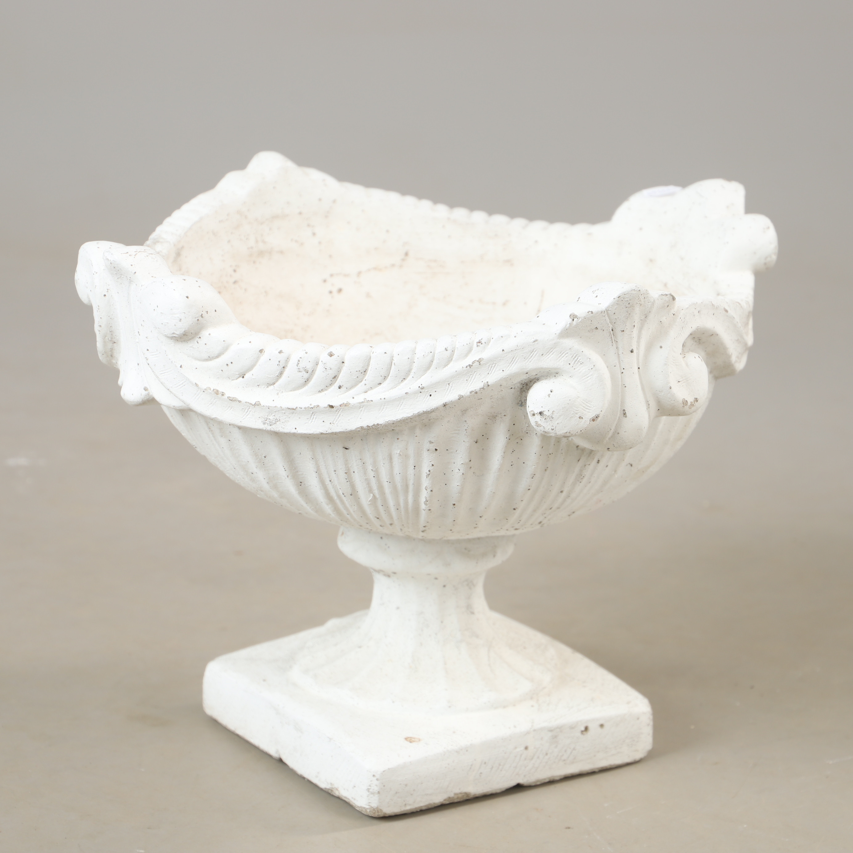 TRÄDGÅRDSURNA, betong, 1900-tal.