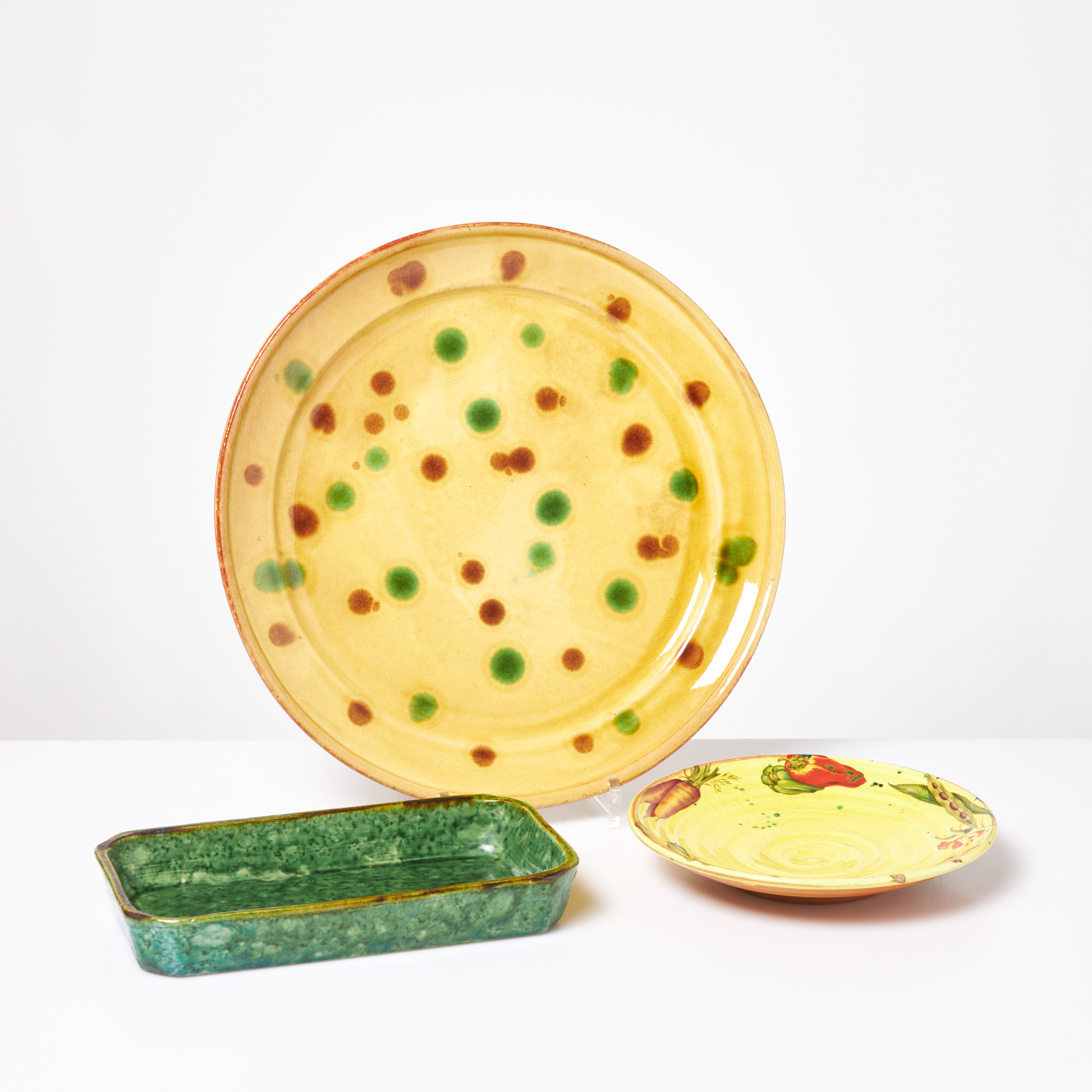 UPPLÄGGNINGSFAT. 3 st, glaserad stengods, Gjertrud Båge, Agneta Spångberg och Vallauris.