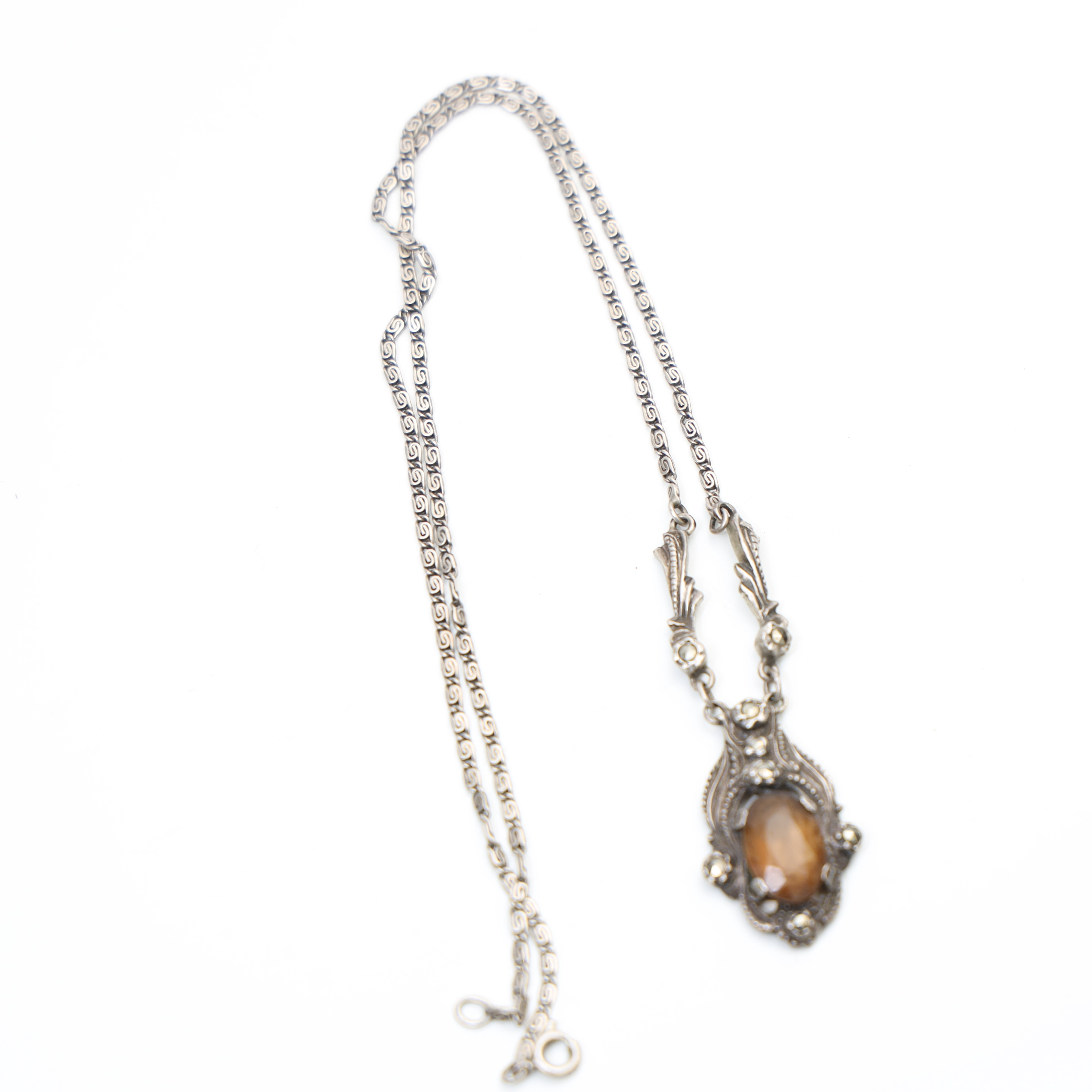 HALSBAND, silver, jugend, med infattade markasiter och gul dekor.