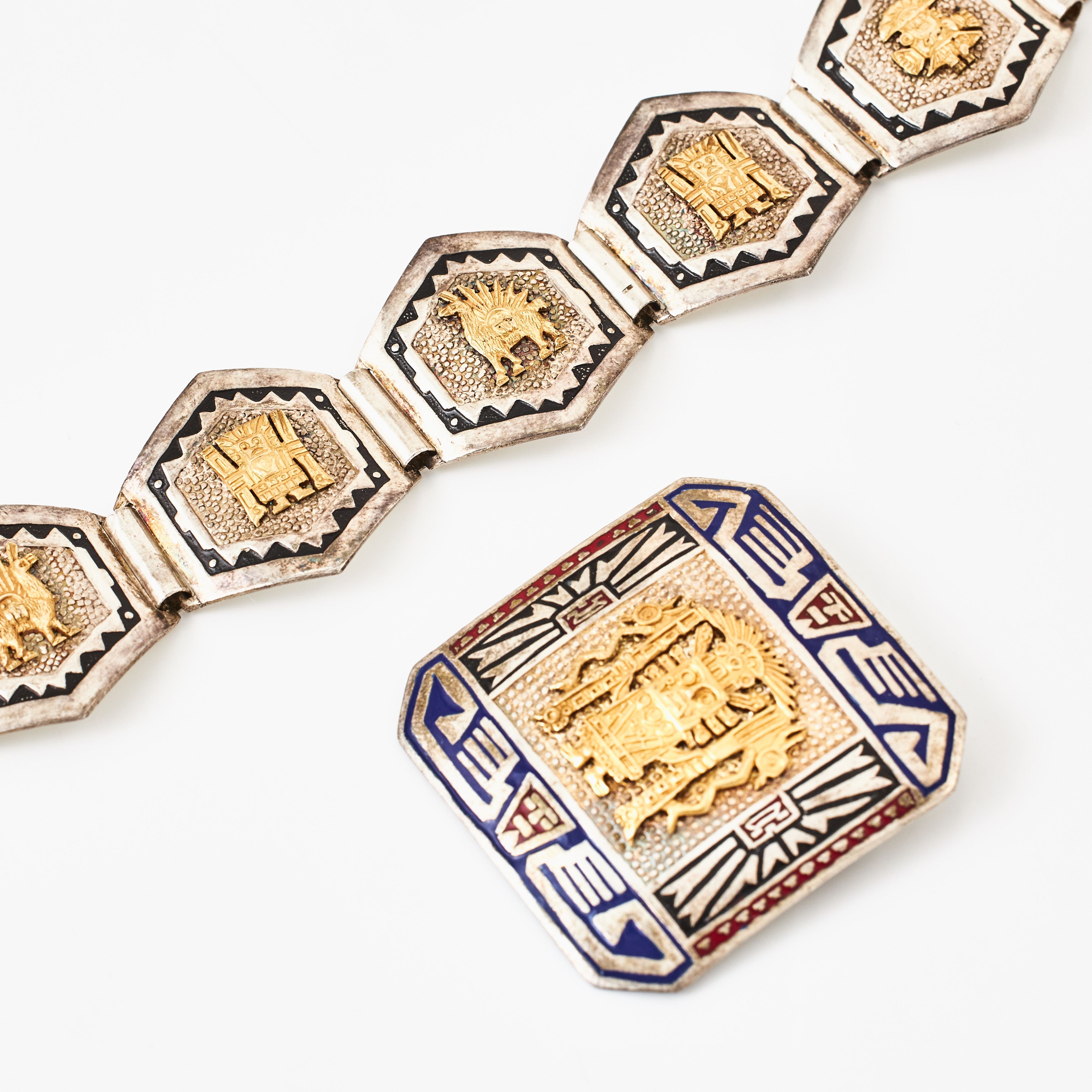 ARMBAND, BROSCH / HÄNGE, sterlingsilver, detaljer av gudar bl a Viracocha i 18 k guld, brosch med geometrisk flerfärgad emaljdekor, armband med 6 hexagonala plattor, Peru, 1970-tal.