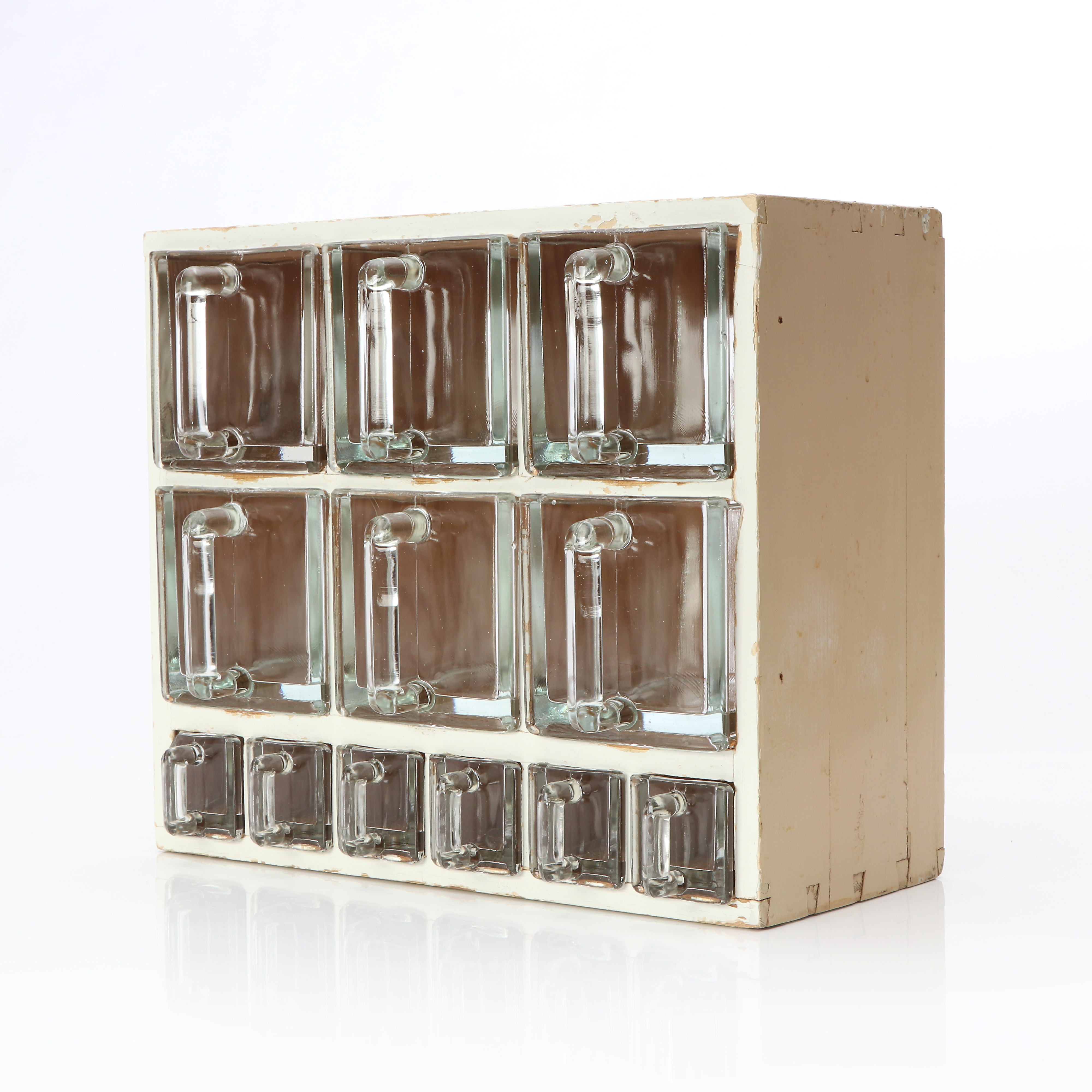 KRYDDHYLLA. Glas och bemålat trä. 1900-tal.