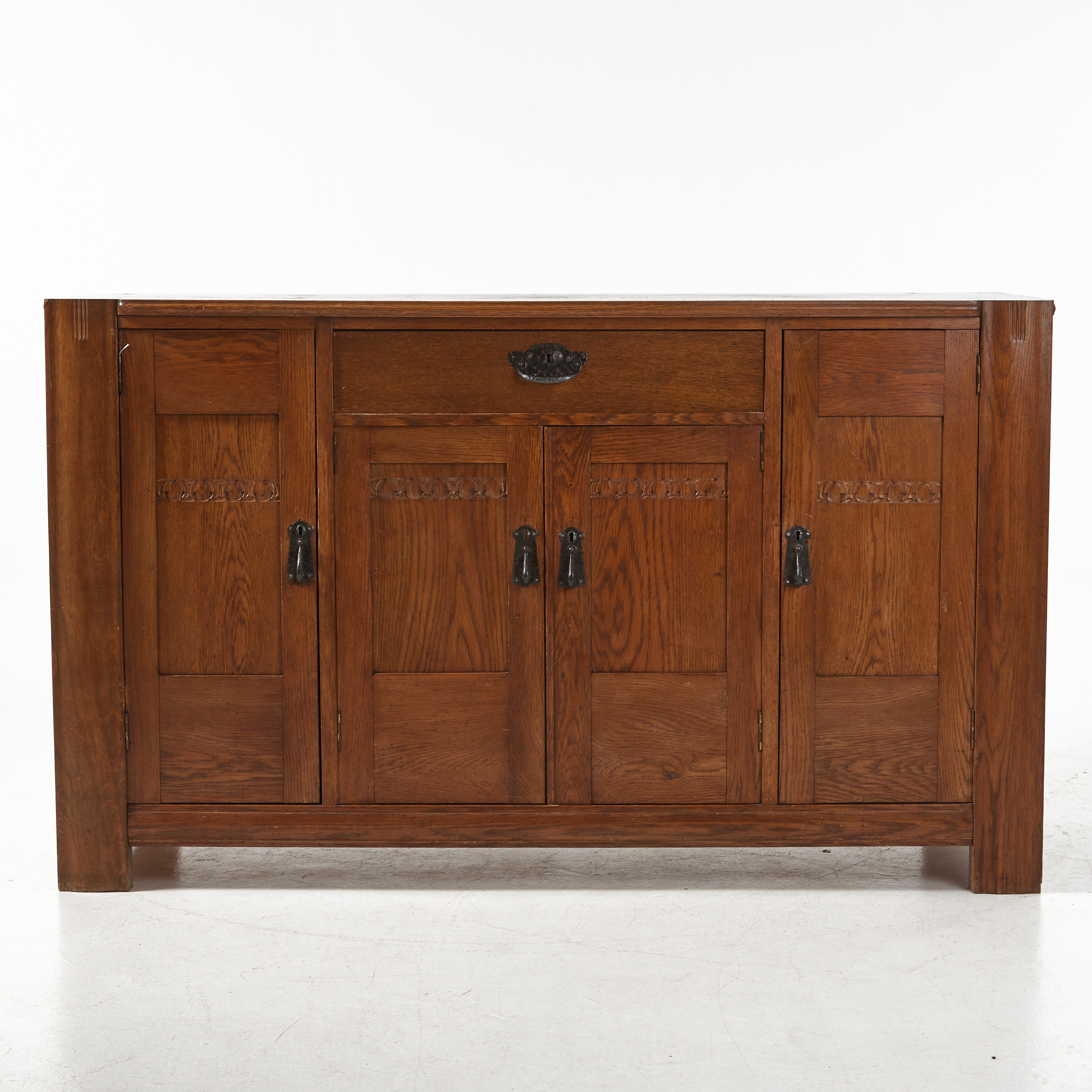 BUFFÉ, jugend, stomme i ek, beslag i smide, skuren dekor, 1900-talets första hälft.