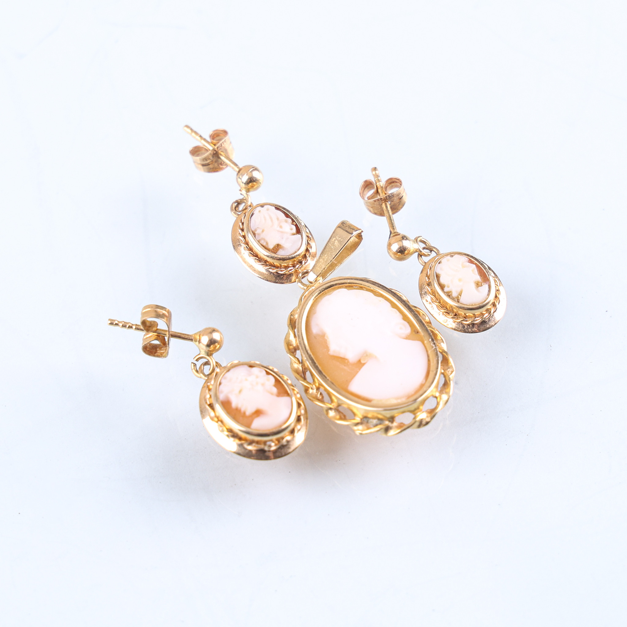 ÖRHÄNGEN, 3 stycken samt ett hängsmycke, 18 k guld, 5,31 gram.