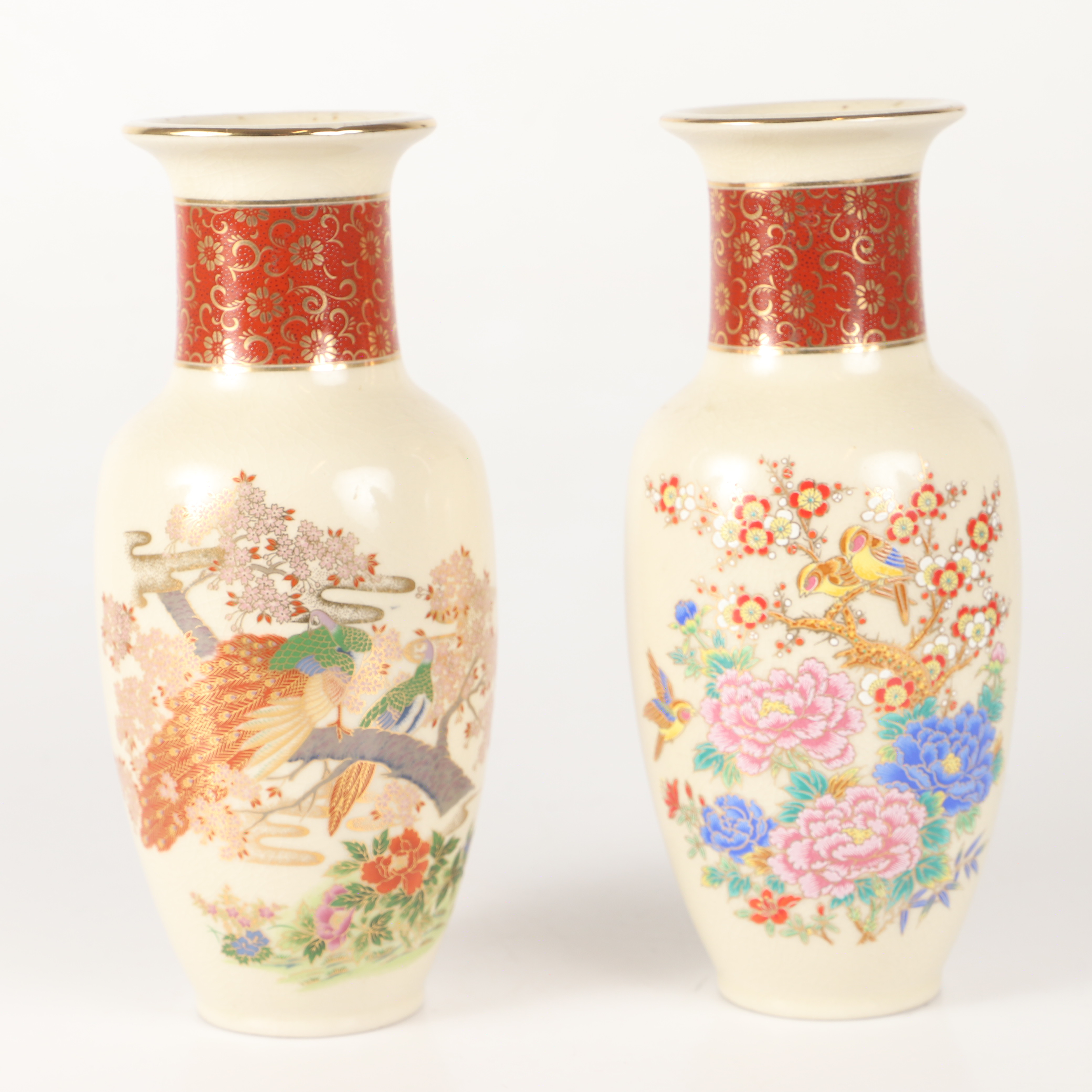 VASER, 1 par, porslin, Japan, 1900-talets andra hälft.