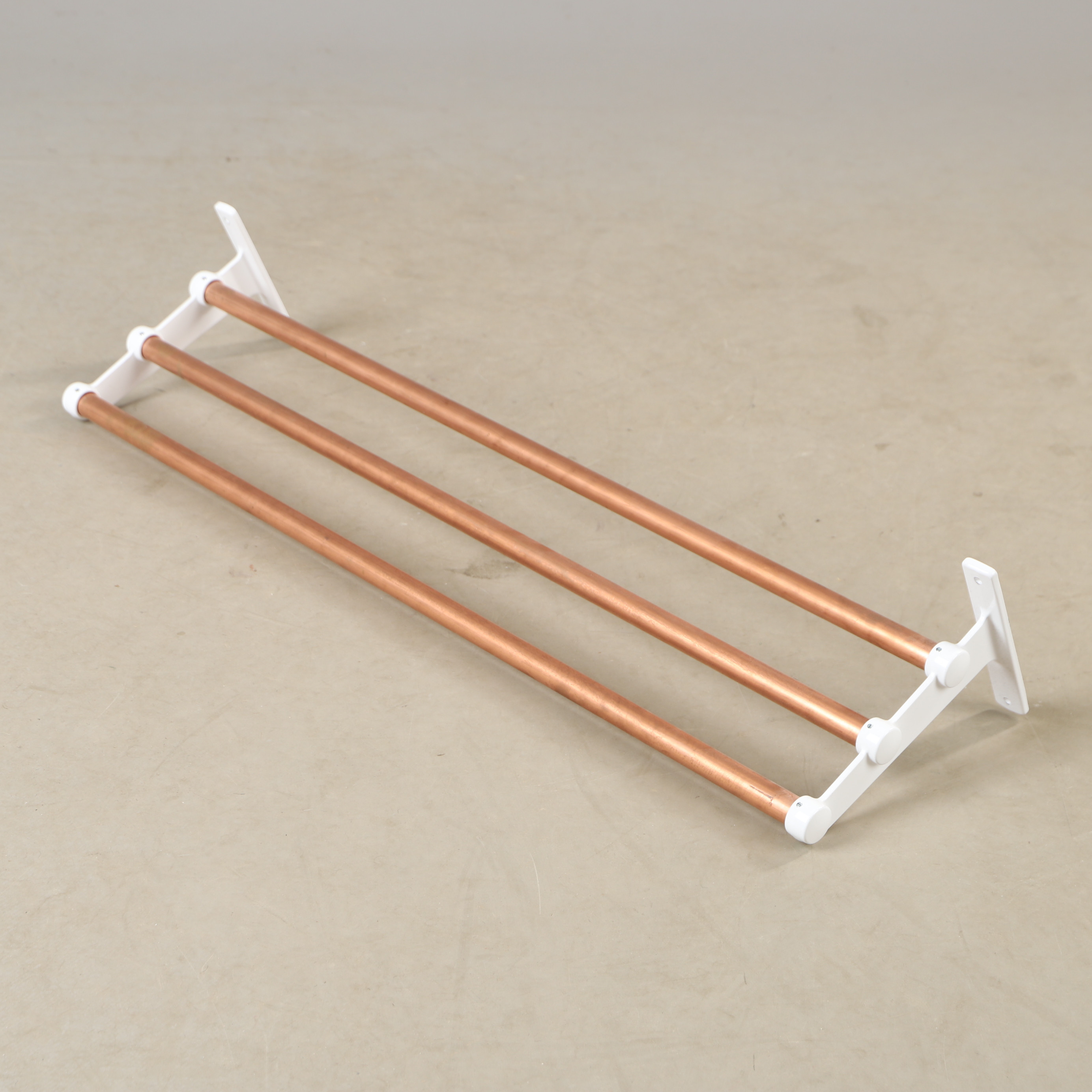 GUNNAR BOLIN. Hatthylla, koppar och vitlackerad metall, Essem design, samtida.