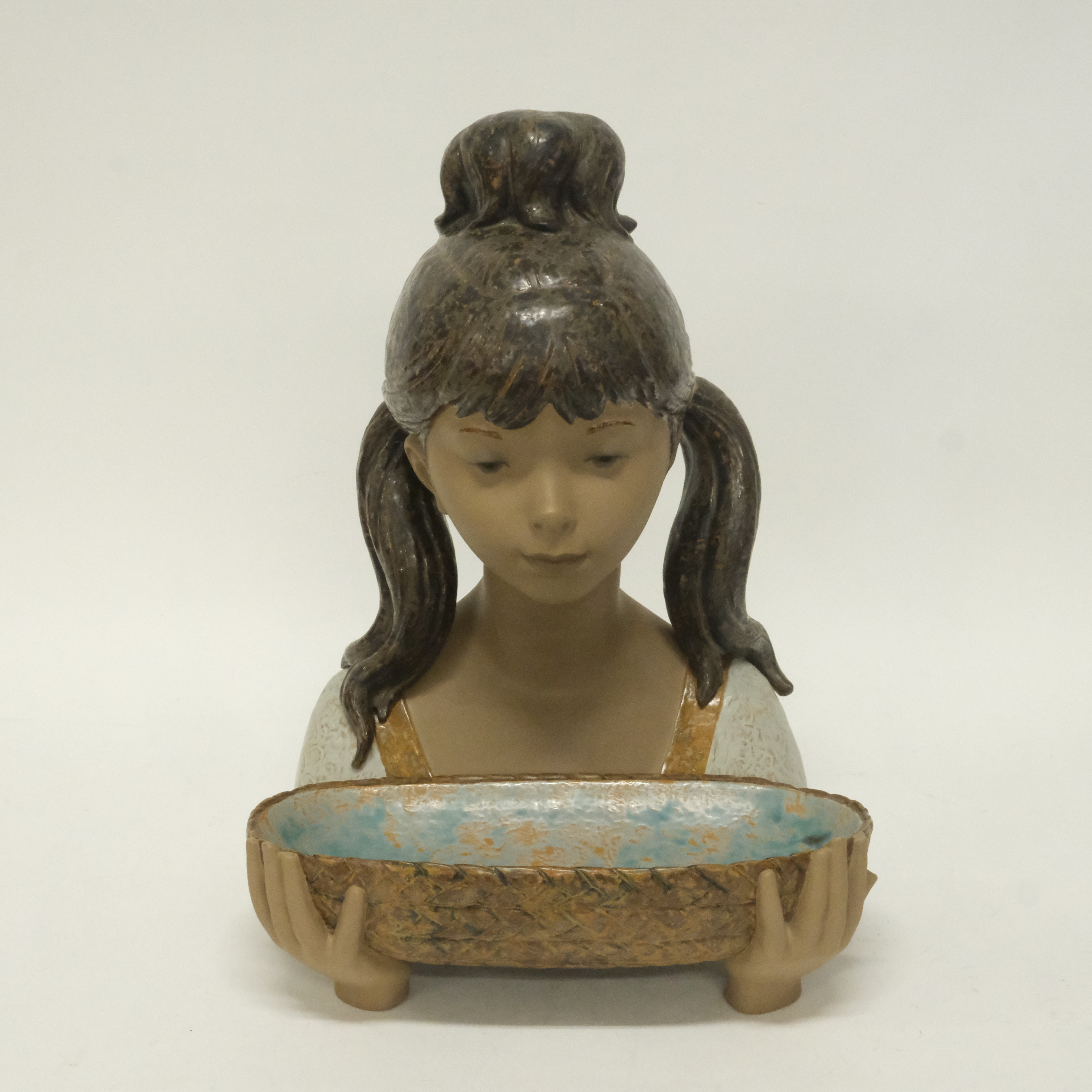 FIGURIN, FLICKA MED SKÅL, LLADRO.