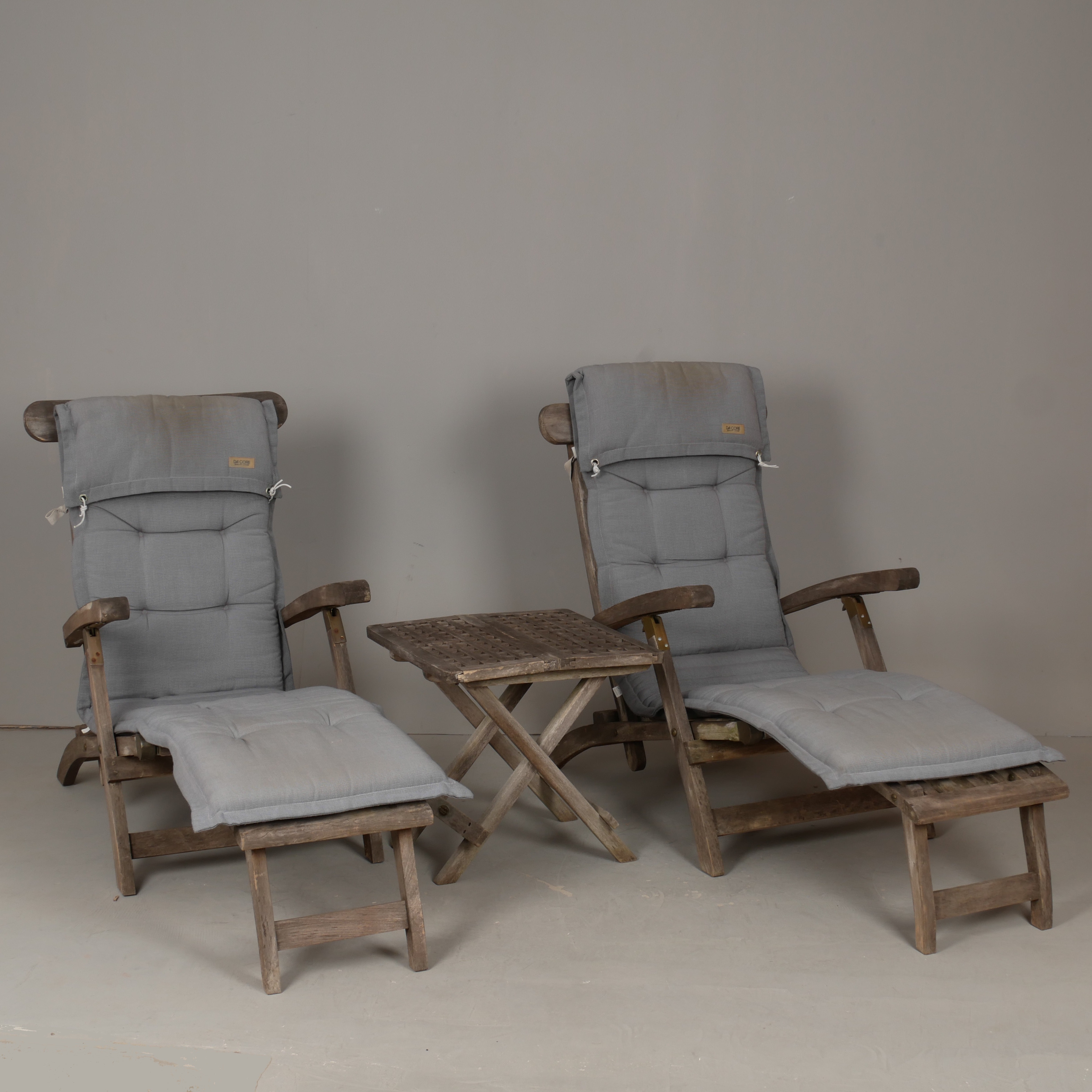 DÄCKSTOLAR MED DYNOR OCH BORD, Sunny Garden och Jutlandia.