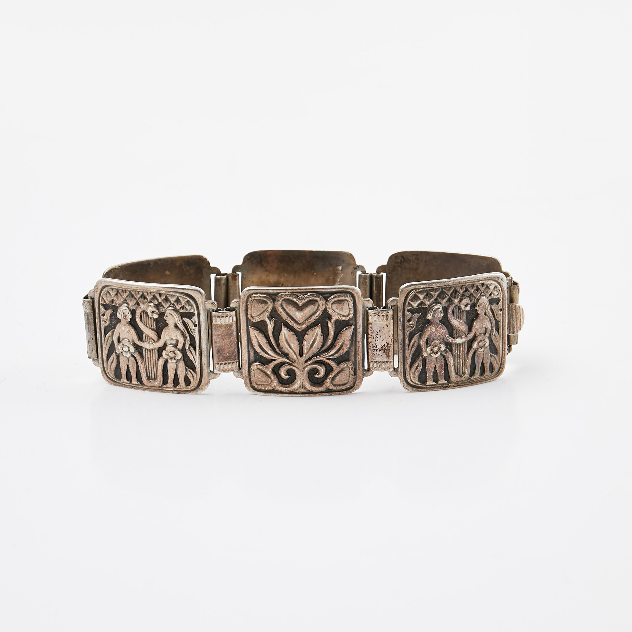ARMBAND, silver, kvadratiska plattor med motiv föreställande Adam & Eva i Edens Lustgård, Norge.