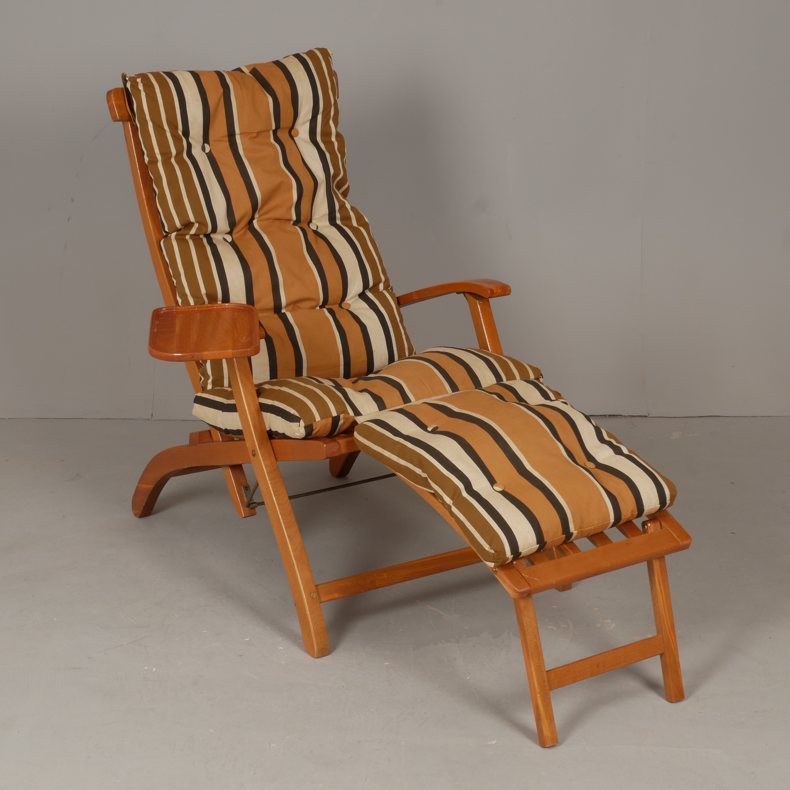 DÄCKSTOL MED BRICKA OCH DYNA, "Lobby", Stockamöllan.