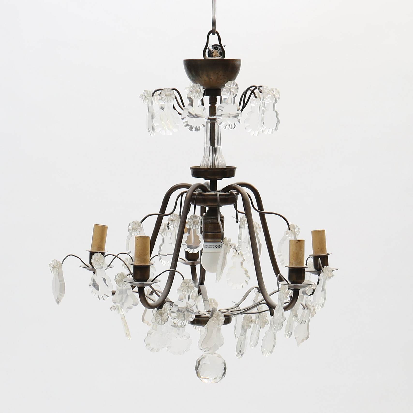 TAKLAMPA, behängd med slipade prismor.