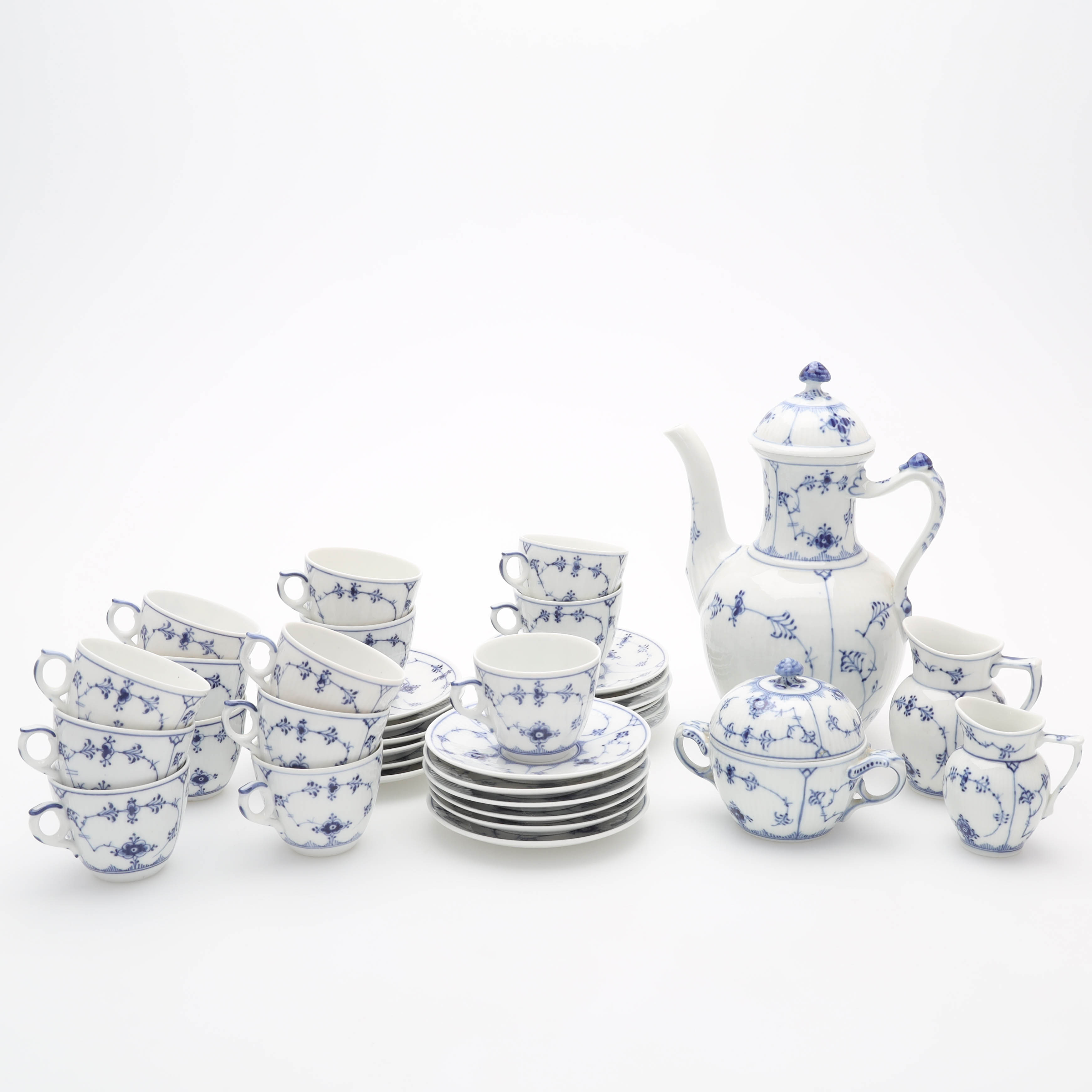 KAFFESERVIS, 38 delar, porslin, "Musselmalet halvblond", Royal Copenhagen, Danmark.