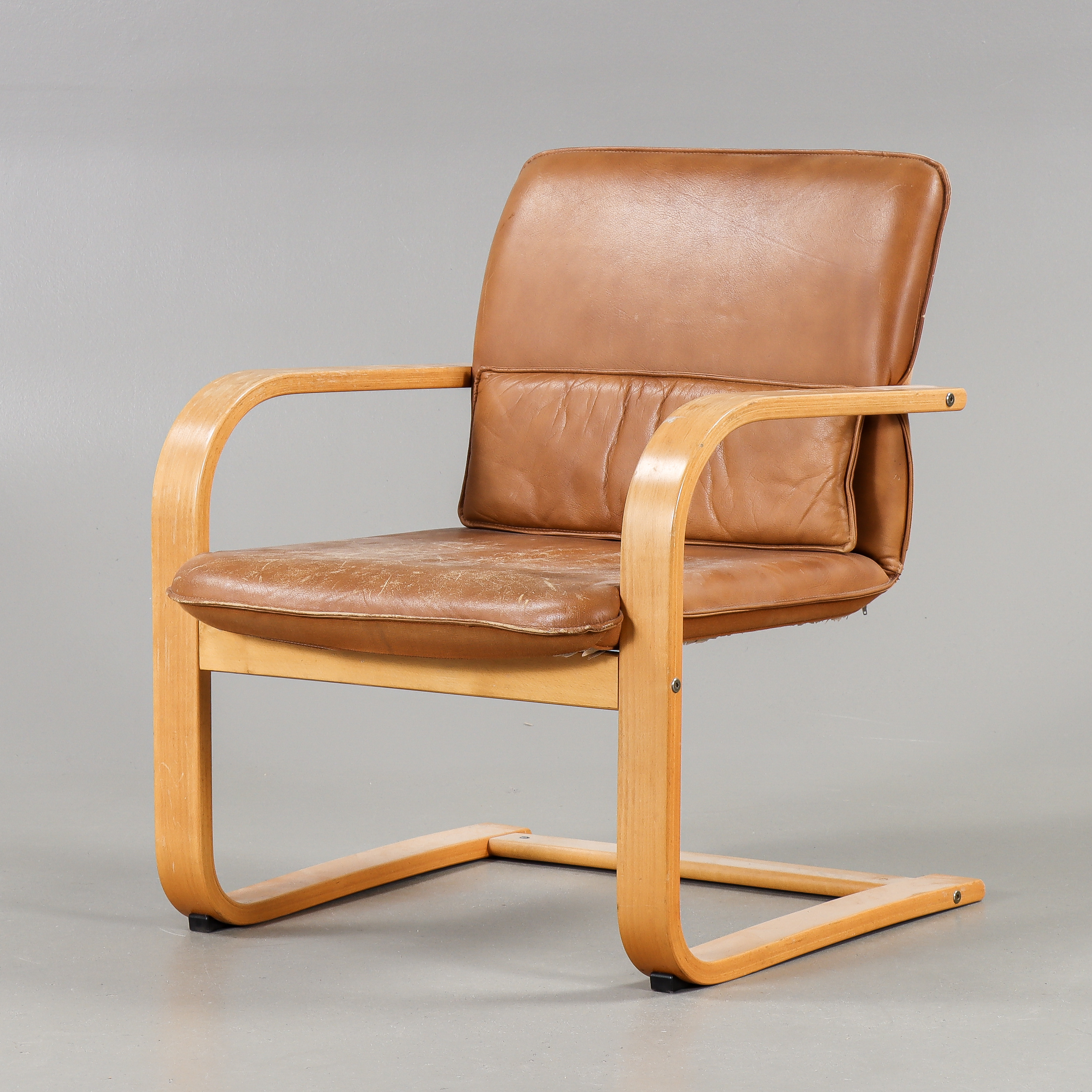 FÅTÖLJ Böjträ och skinnklädsel, 1900-talets andra hälft.