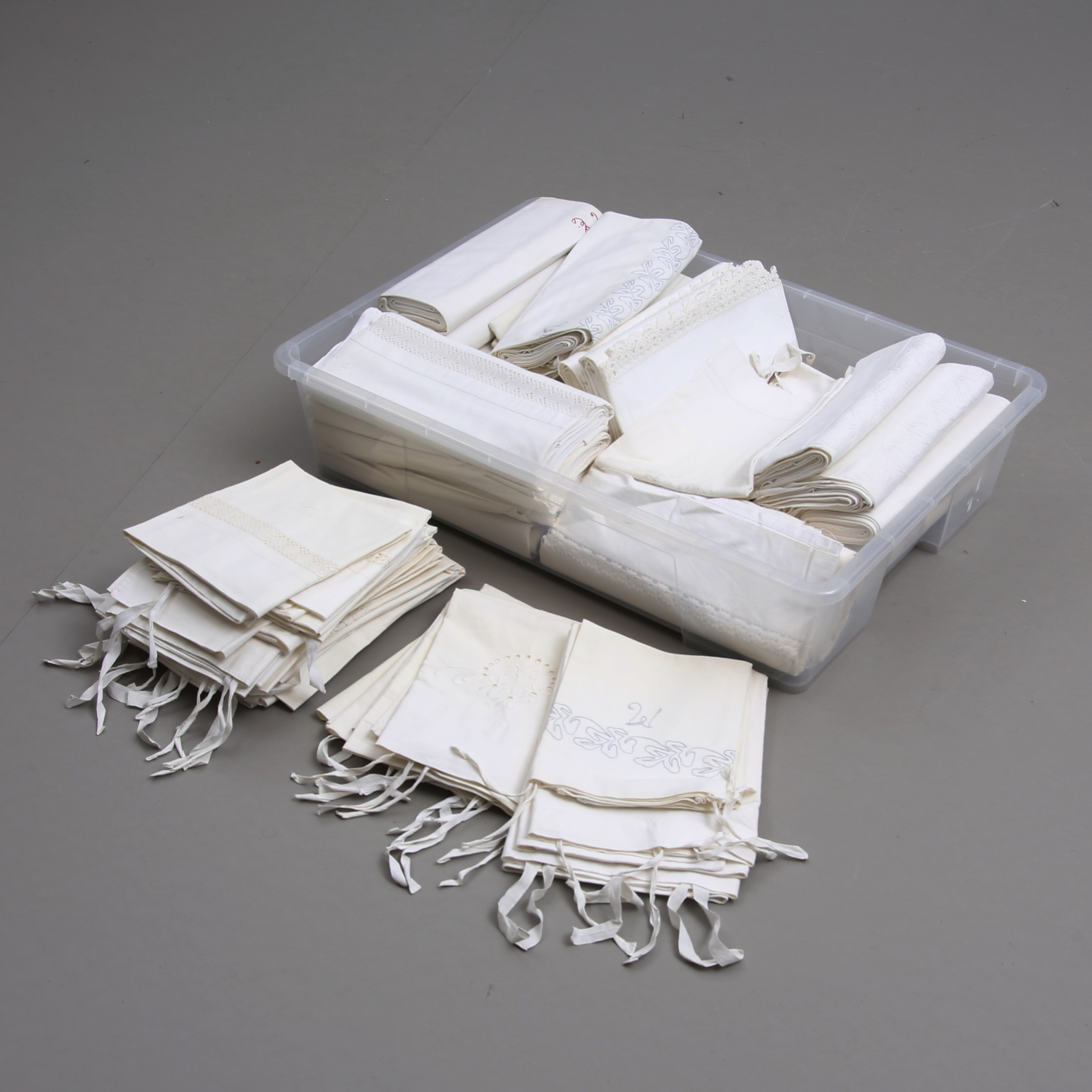 LAKAN samt ÖRNGOTT, med broderier samt spetsar, ca 50 delar.