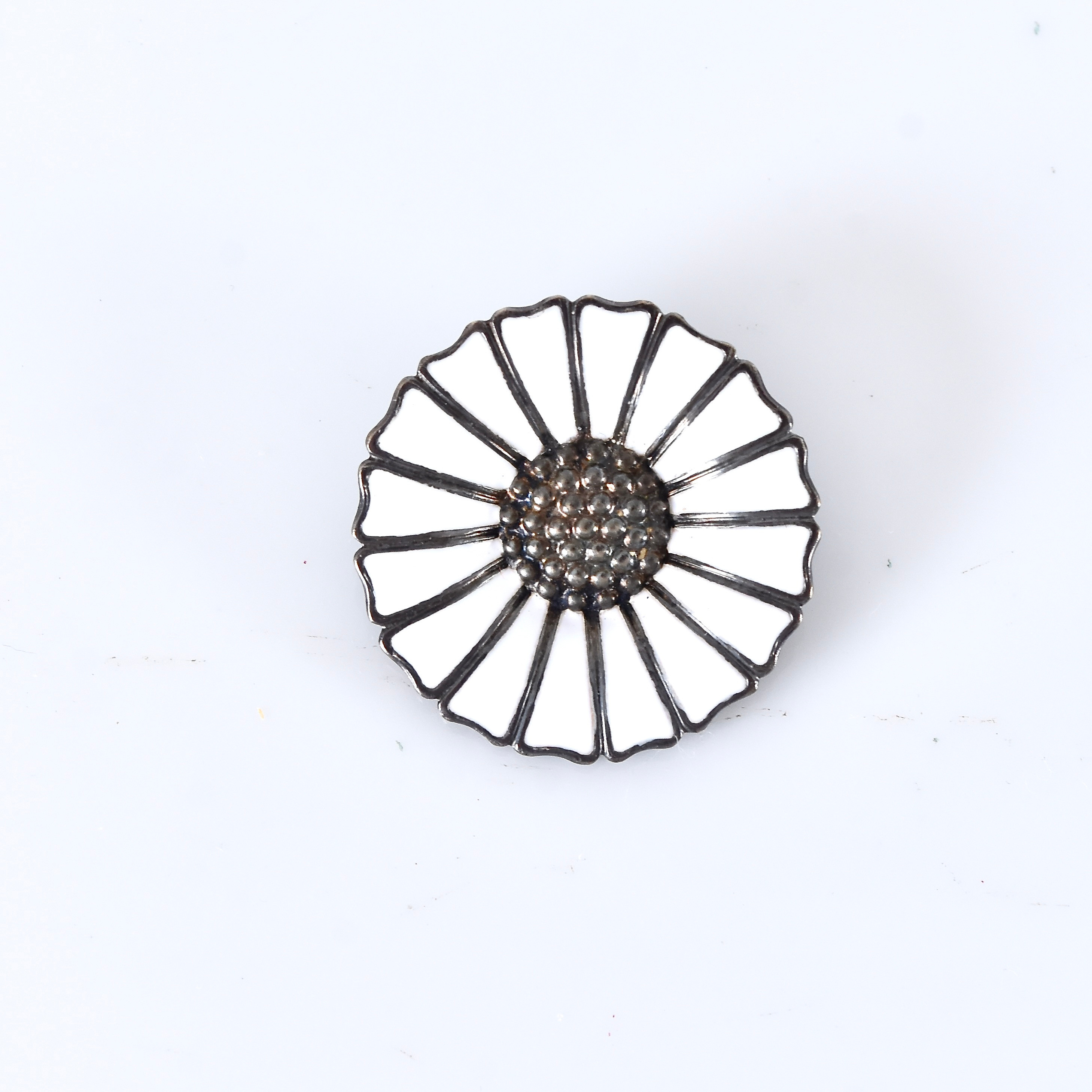 GEORG JENSEN. brosch, emaljerat sterlingsilver, "Daisy".