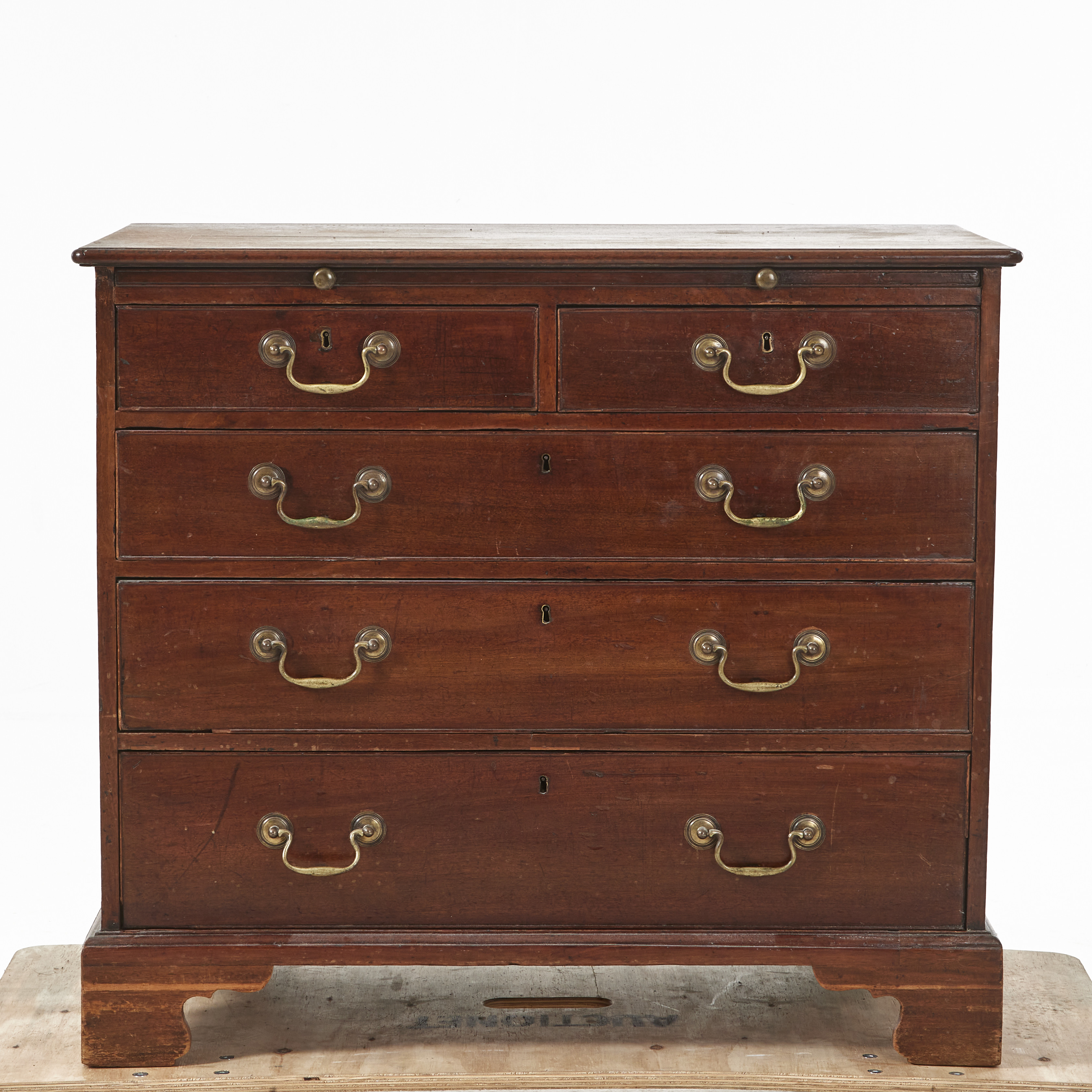 BYRÅ, England, 1800-tal, fanérad i mahogny, beslag i mässing.