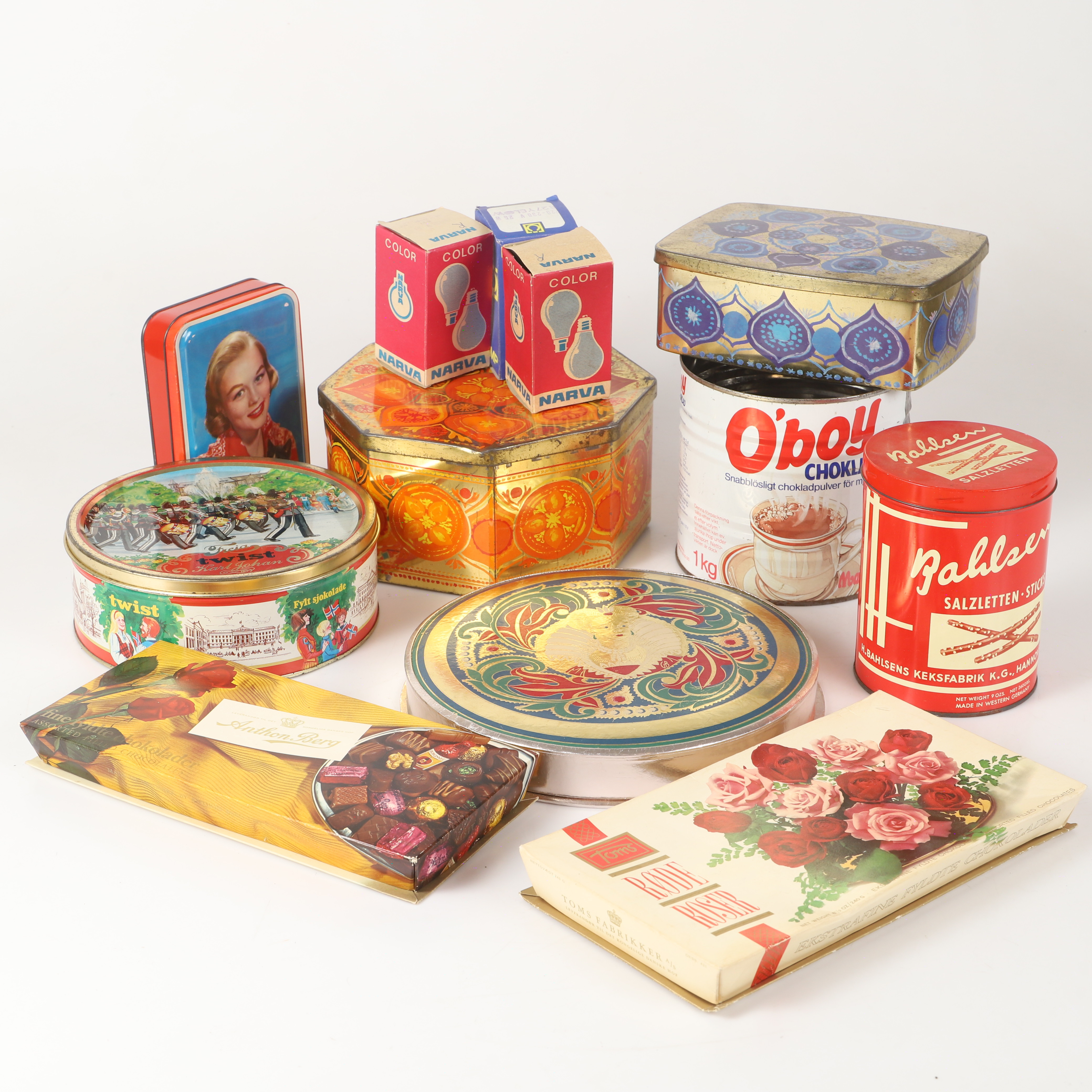 BURKAR SAMT FÖRPACKNINGAR, 12 stycken, metall/kartong, 1900-tal.