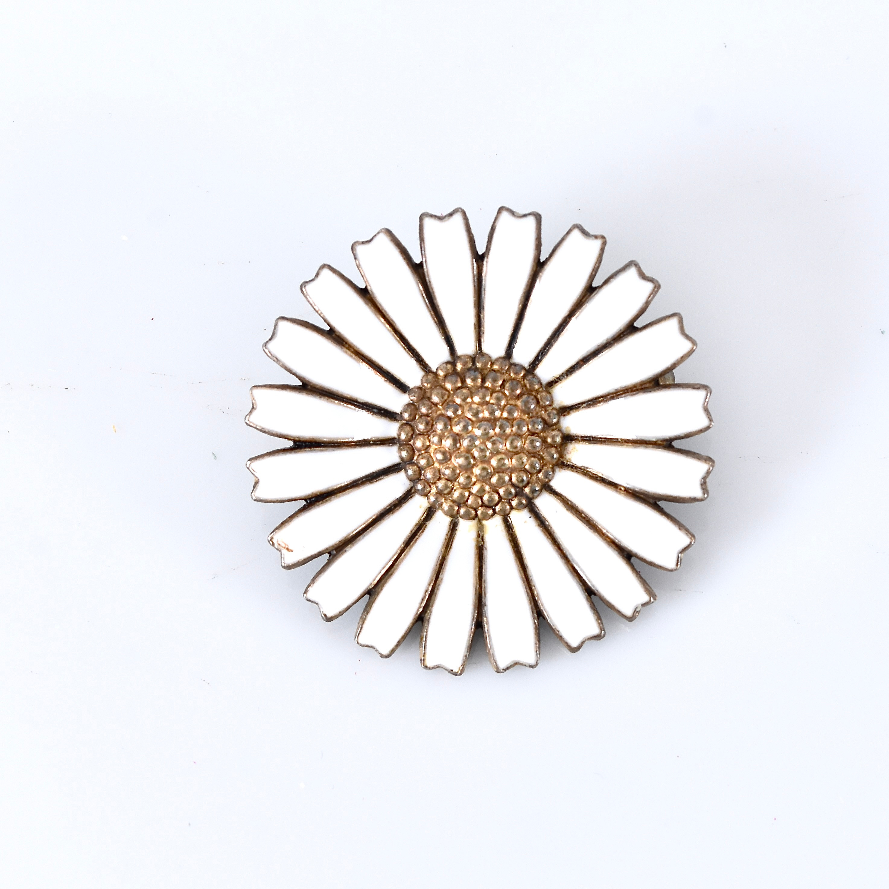 ANTON MICHELSEN. brosch, förgyllt sterlingsilver och emalj, tusensköna.