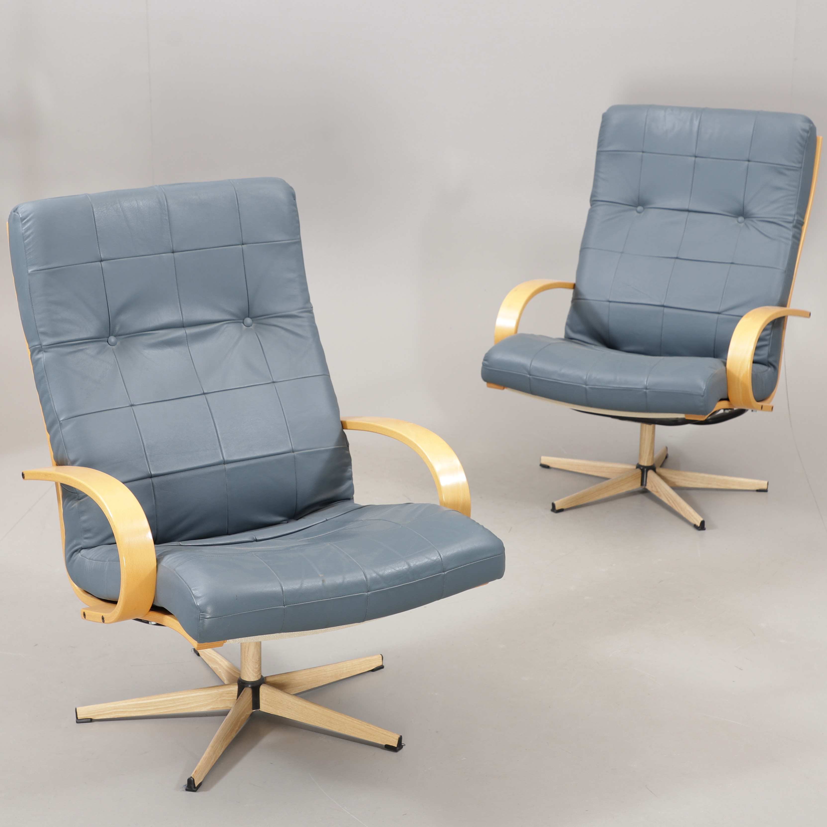 SNURRFÅTÖLJER, ett par, skinn/bok, 1900/2000-tal.