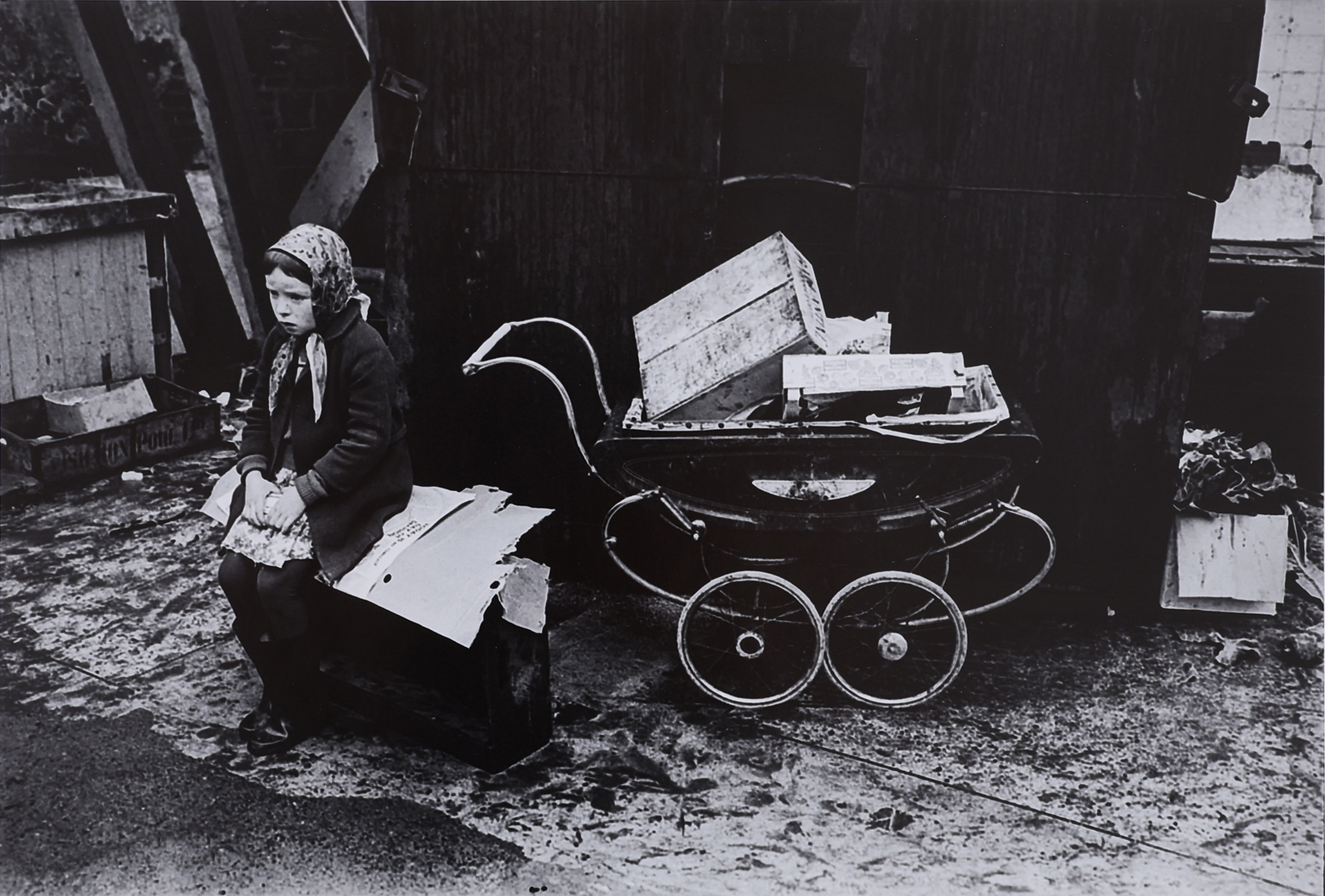 ROLAND THYSELL 1946-. SILVERGELATINKOPIA, "DUBLIN 1968, FLICKA MED STÖVLAR", SIGNERAD OCH NUMRERAD 2/10, KOPIERAD 2023.