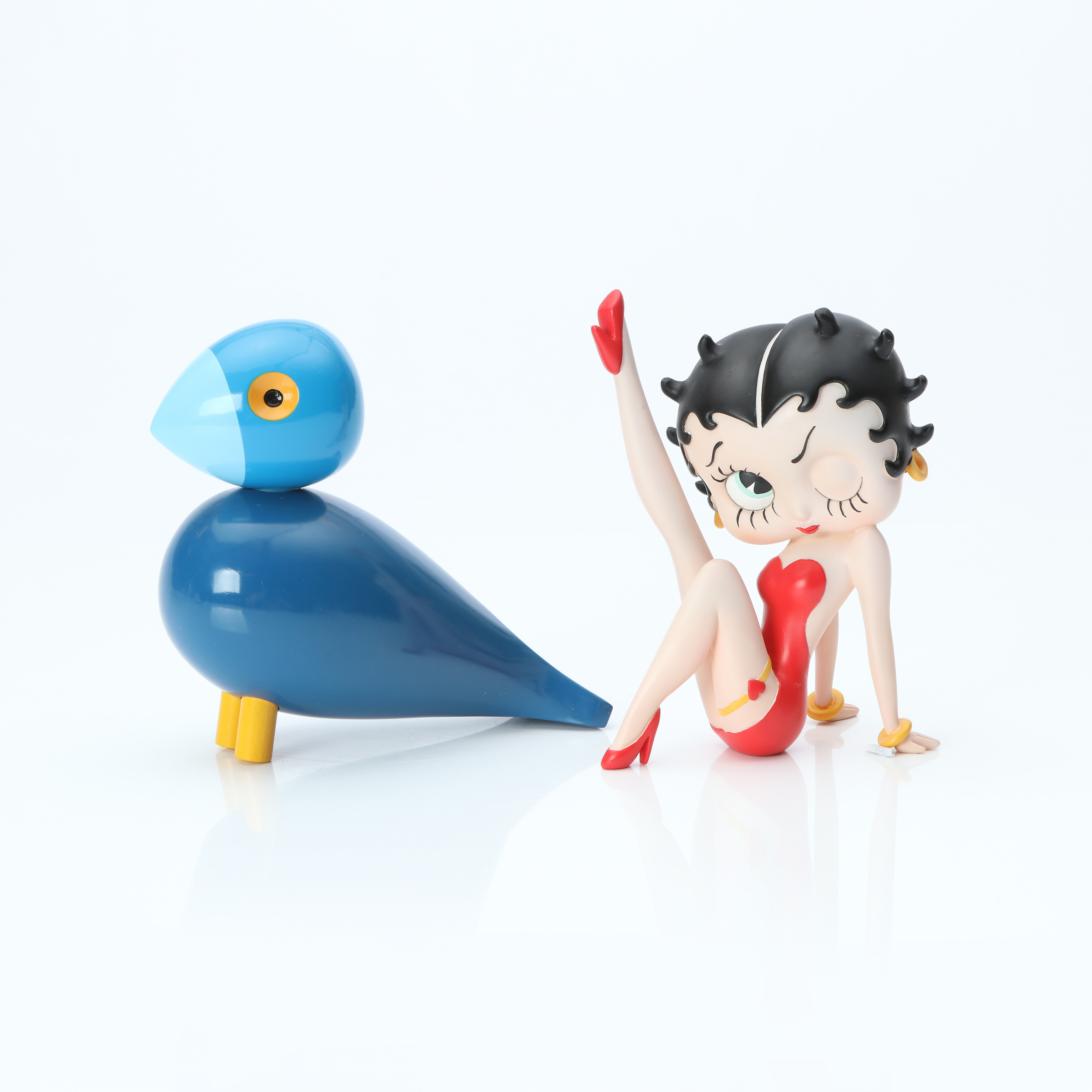 SKULPTURER, TVÅ ST. Kay Bojesenfågel samt Betty Bop. Samtida tillverkning.