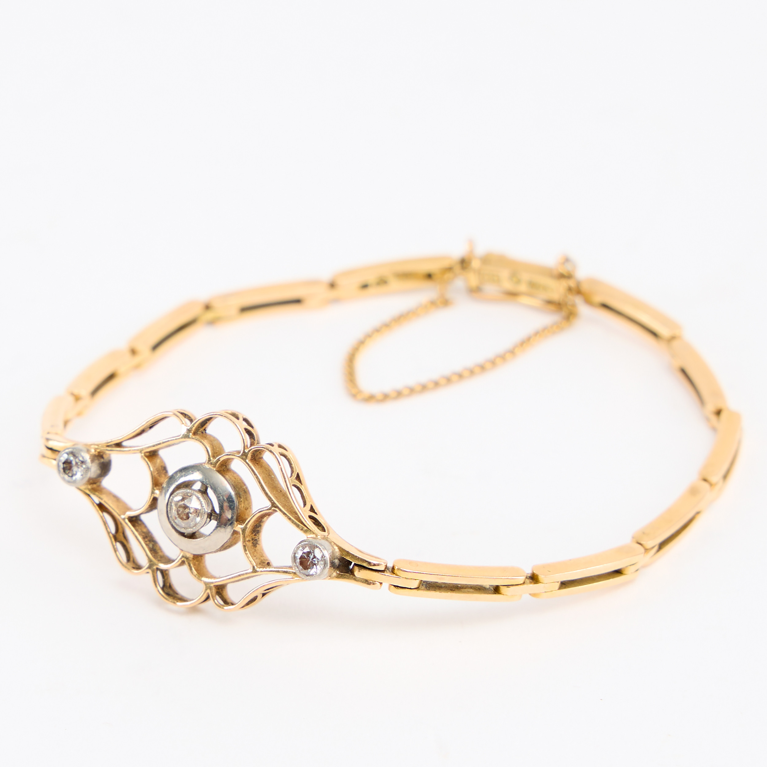 ARMBAND, guld 18K, med tre diamanter.