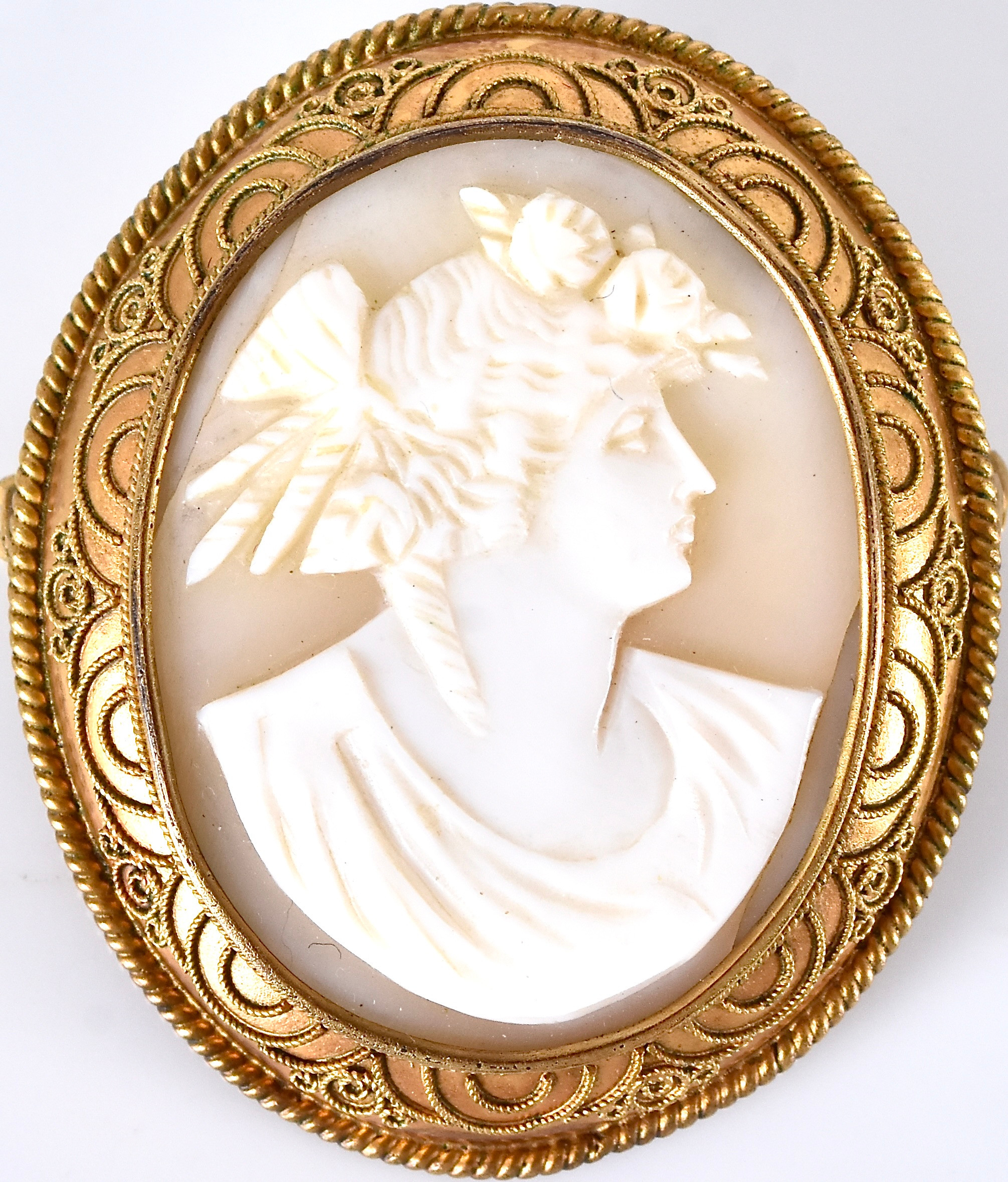 KAMÉBROSCH, förgyld metall med kaméskuret snäckskal.