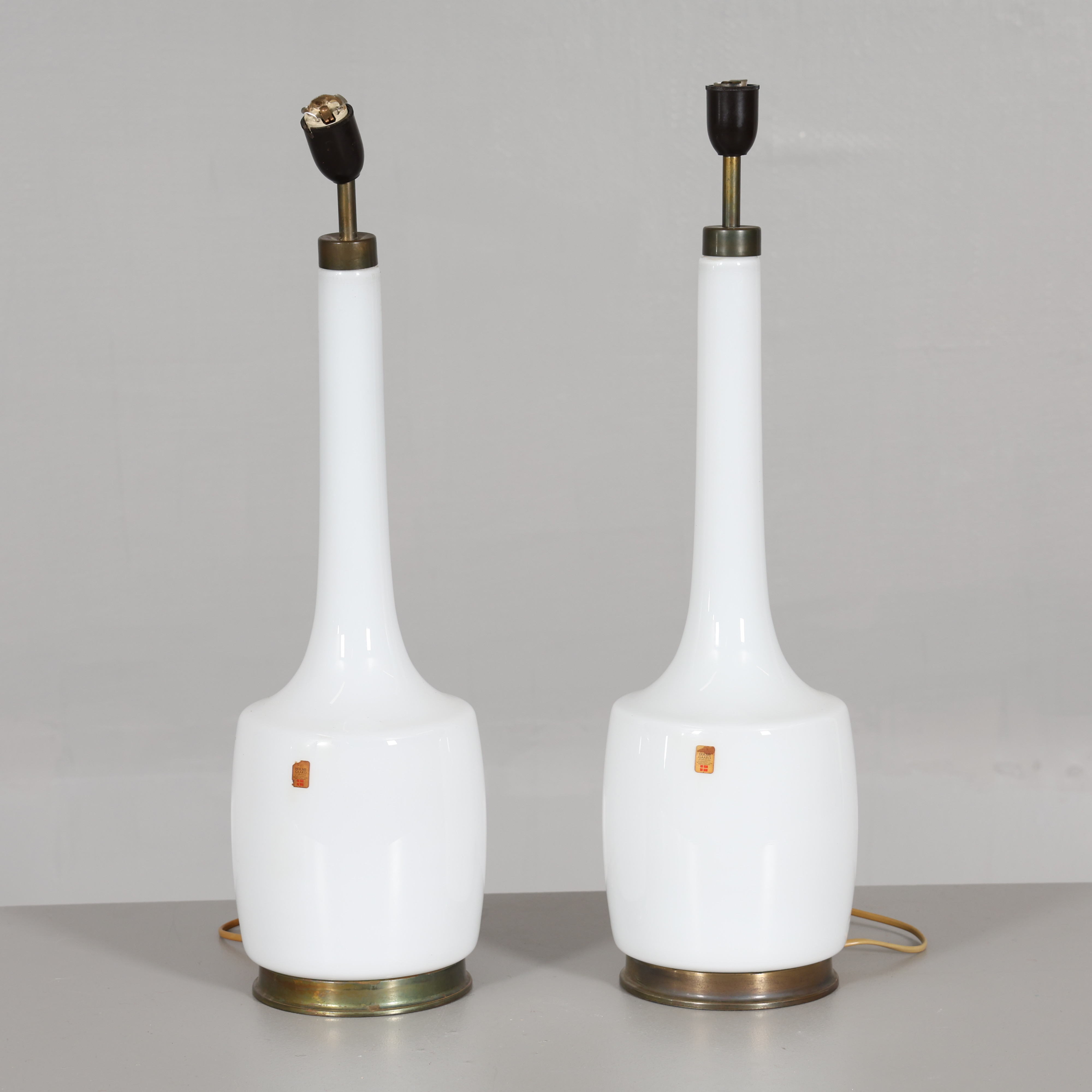 SVEND AAGE HOLM SØRENSEN. BORDSLAMPOR, ett par, vitt glas, mässingsfäste och sockel, Kastrup Holmegaard och Holm Sørensen & Co., Danmark.