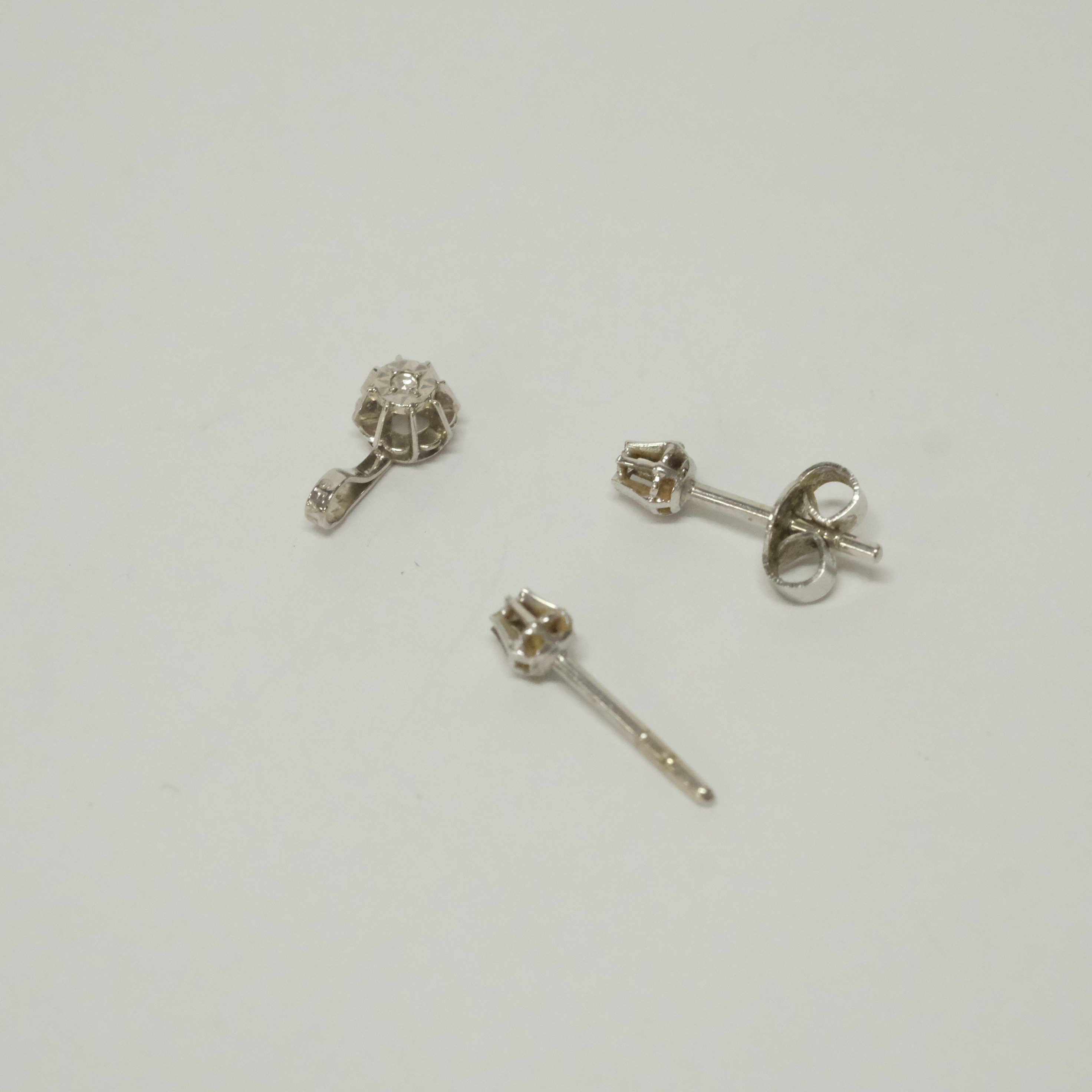 HÄNGE SAMT ETT PAR ÖRHÄNGEN, 18K GULD.