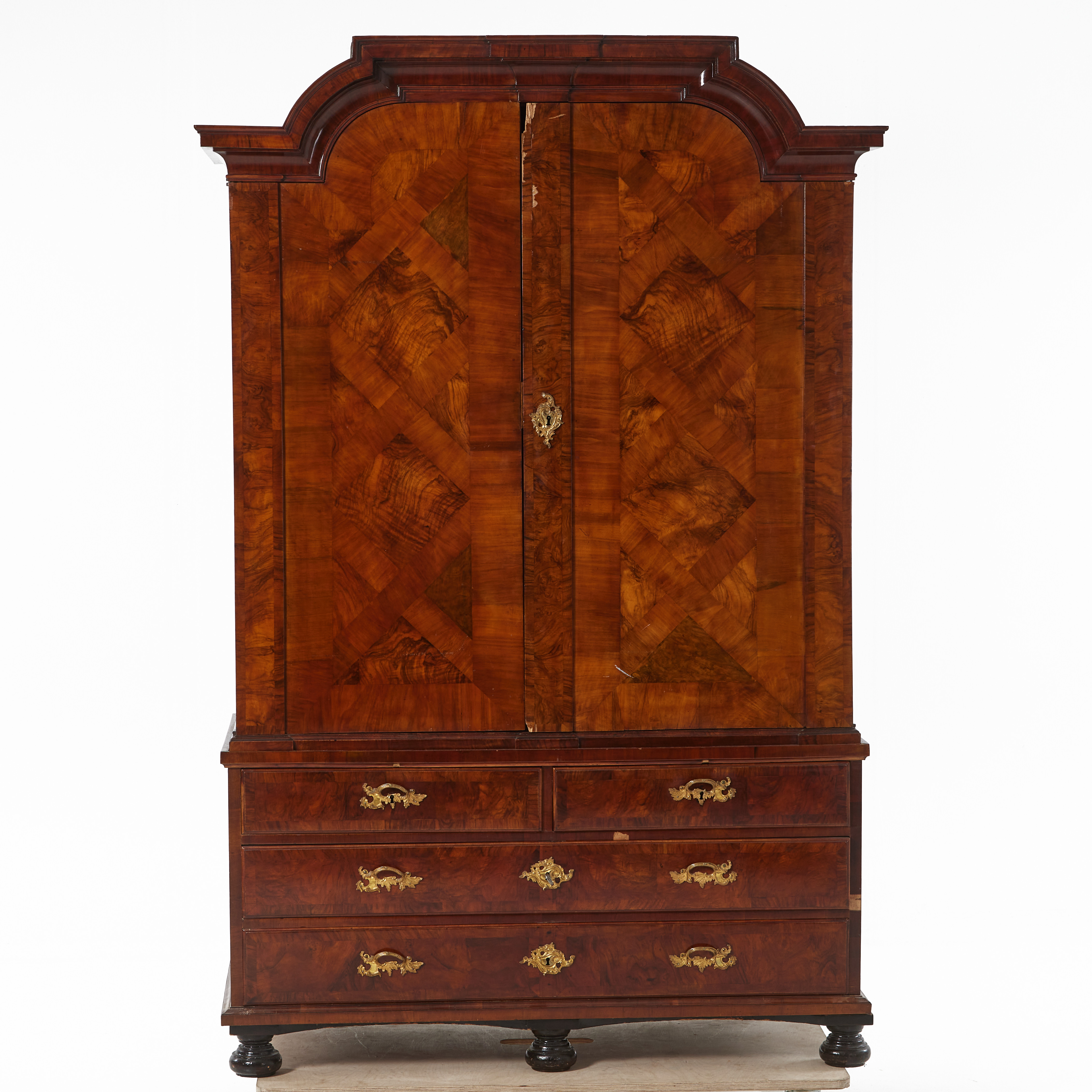 SKÅP, senbarock, 1700-talets början, fanérat i valnötsrot och mahogny.