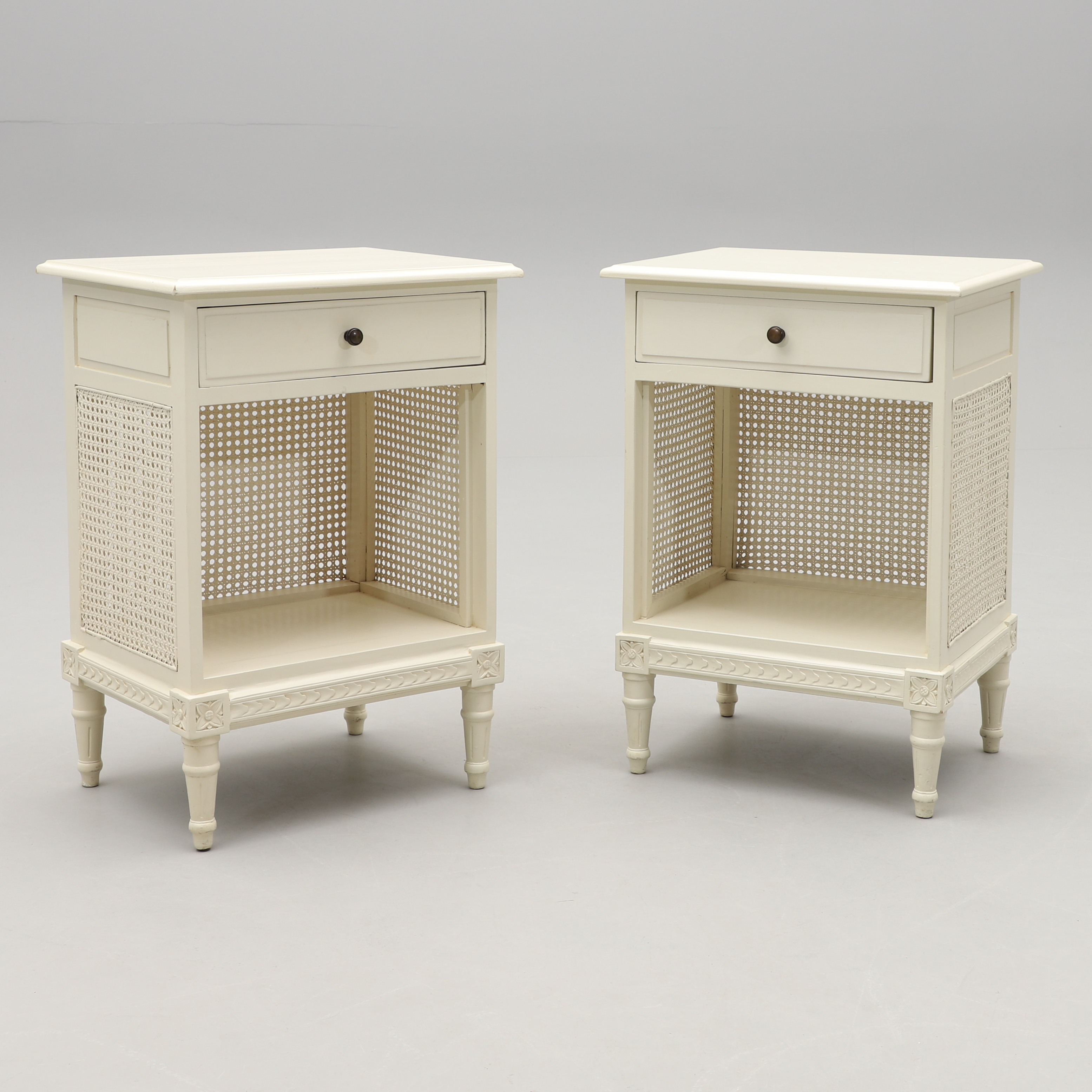 SÄNGBORD, ett par, gustaviansk stil, 1900-talets andra hälft.