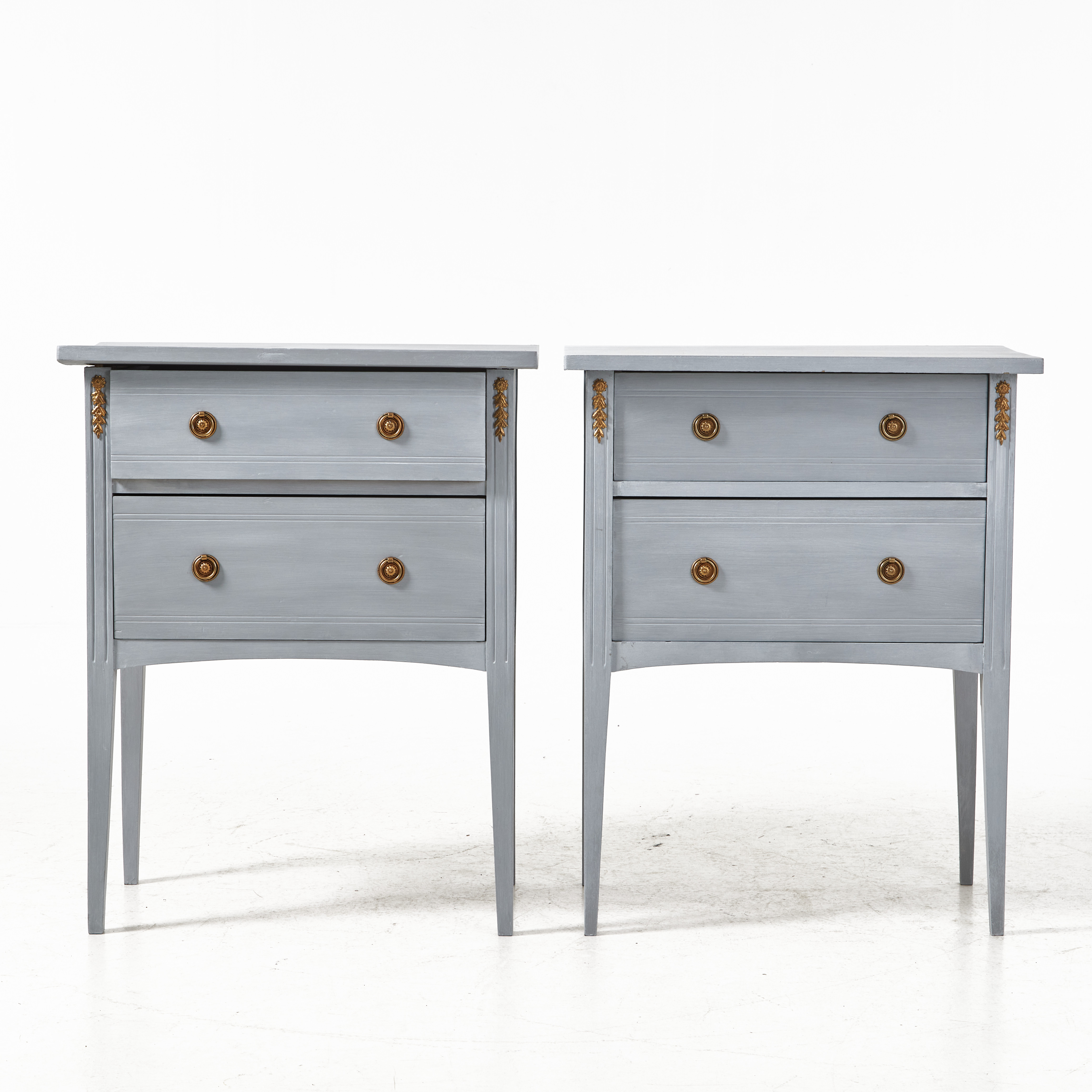 SÄNGBORD, 1 par, gustaviansk stil, 1900-talets början, bemålade med beslag av mässing. Två lådor vardera.