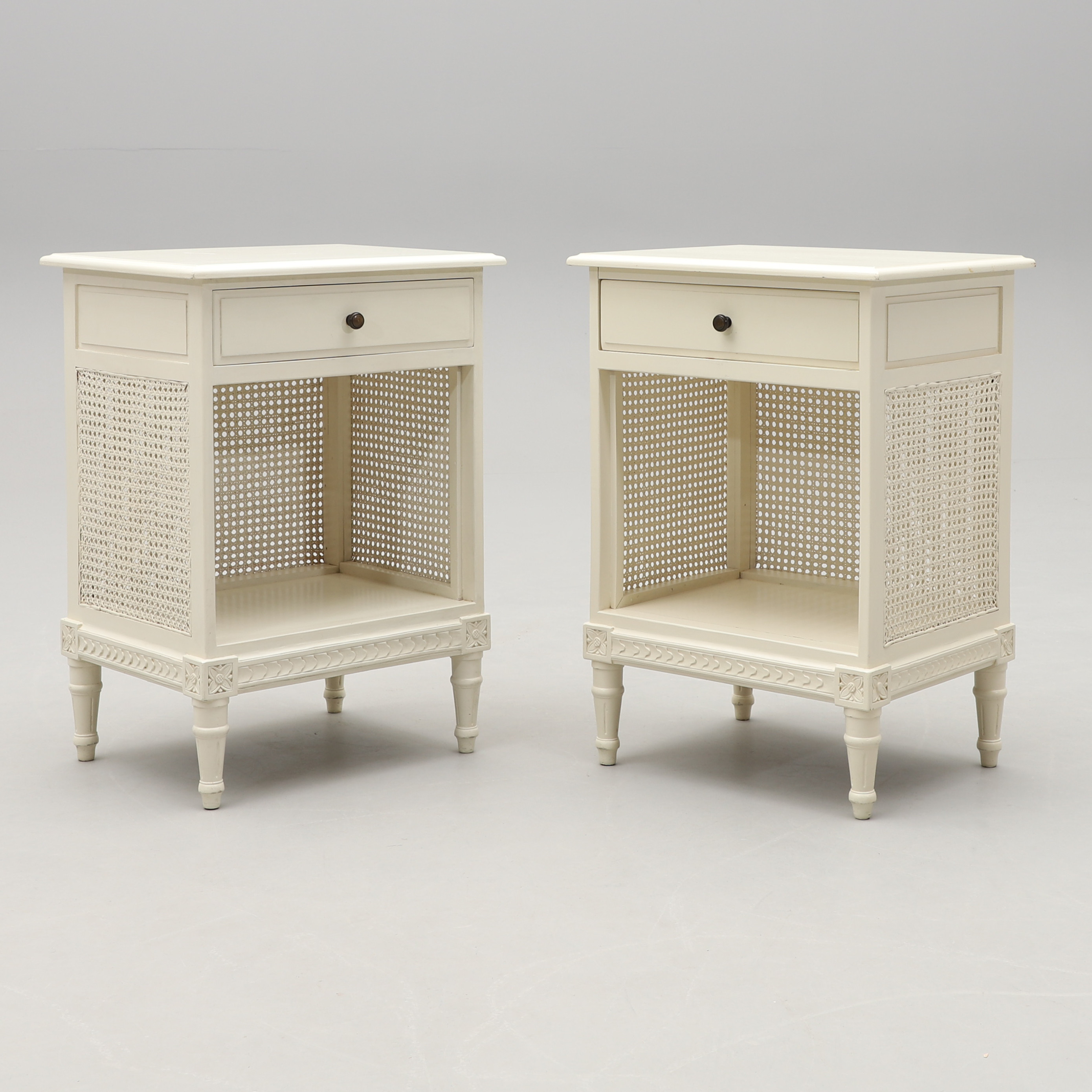 SÄNGBORD, ett par, gustaviansk stil 1900-talets andra hälft.