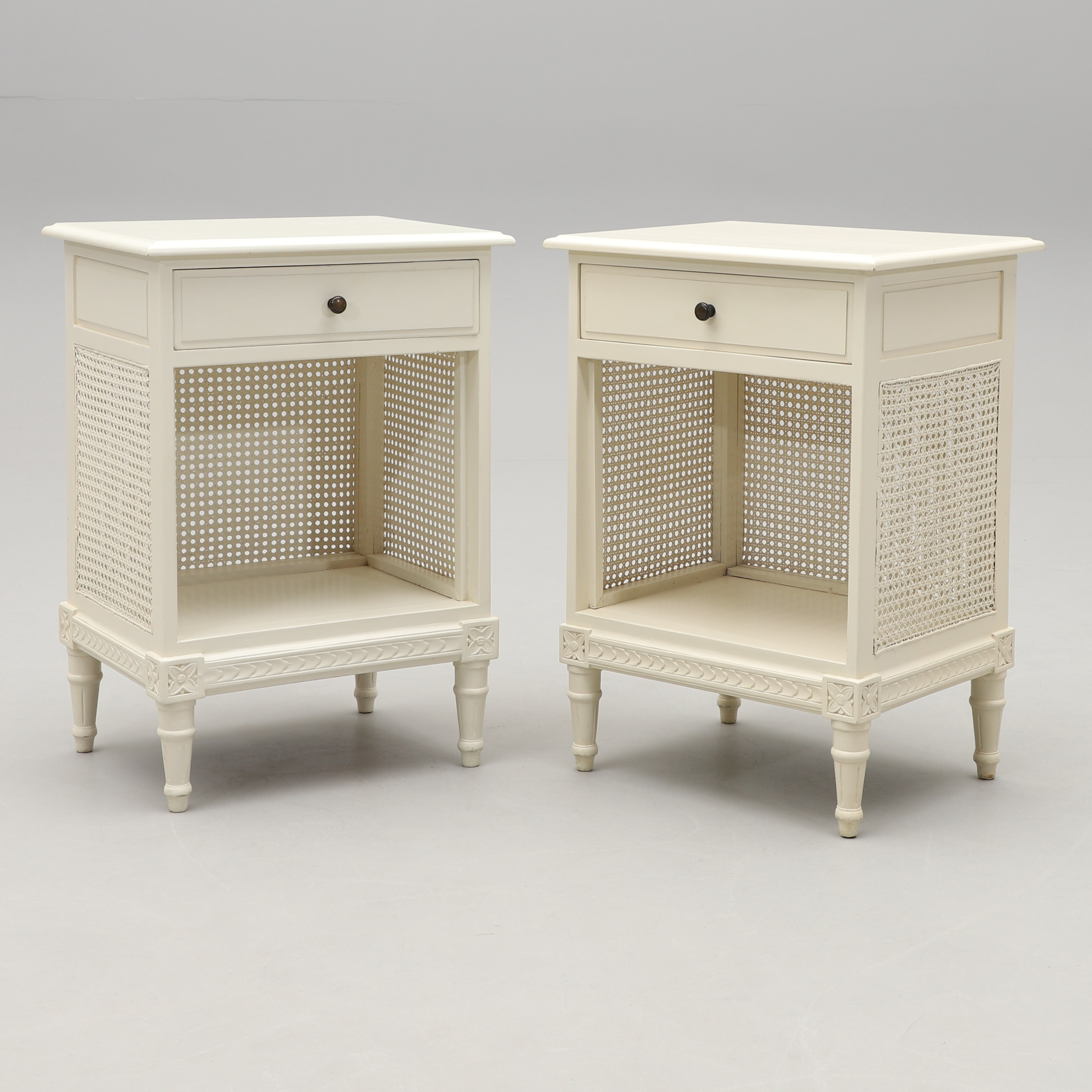 SÄNGBORD, ett par, gustavianskt stil, 1900-talets andra hälft.