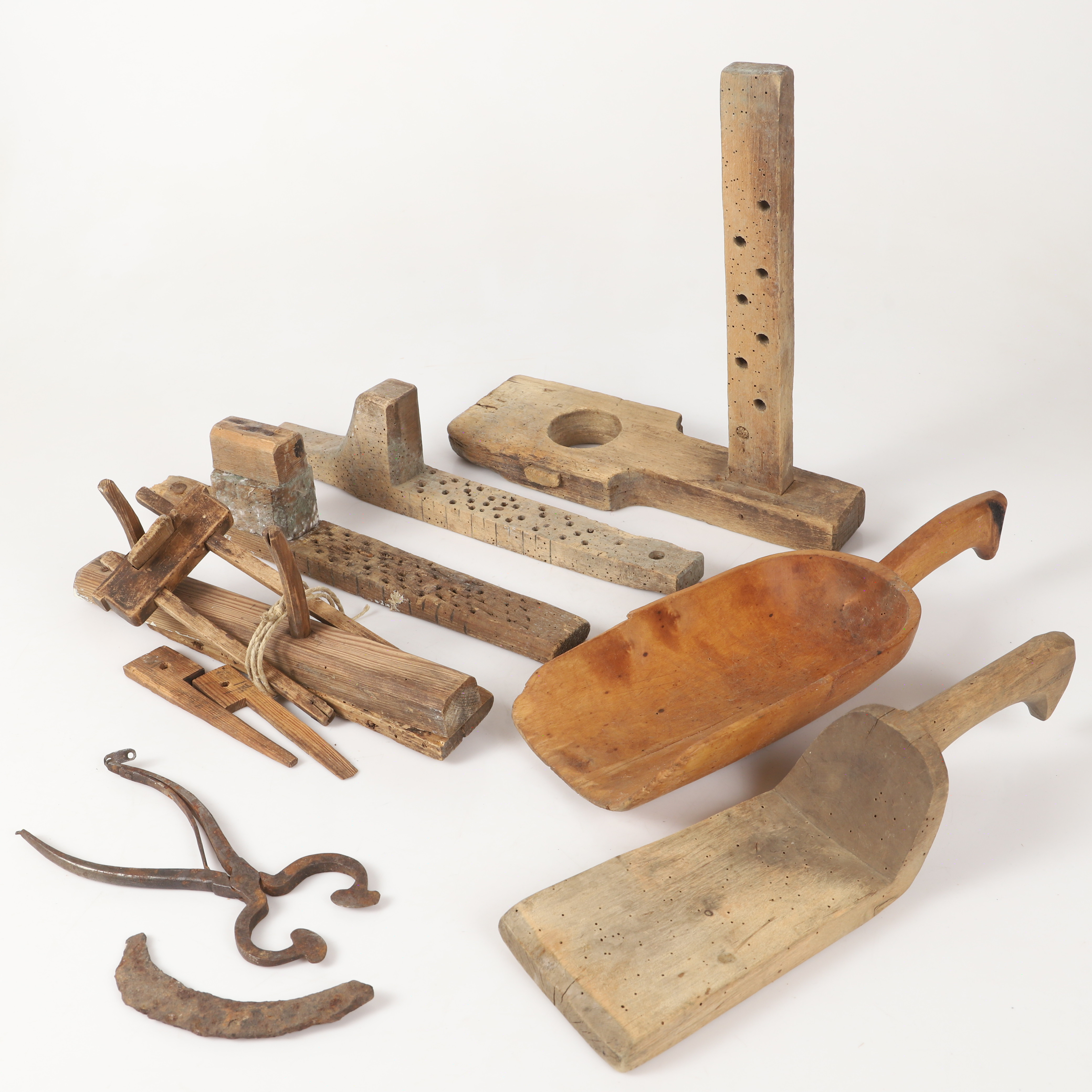 REDSKAP, 7 stycken, trä/metall, allmoge, bl a skopa och klappträ, 1800/1900-tal.