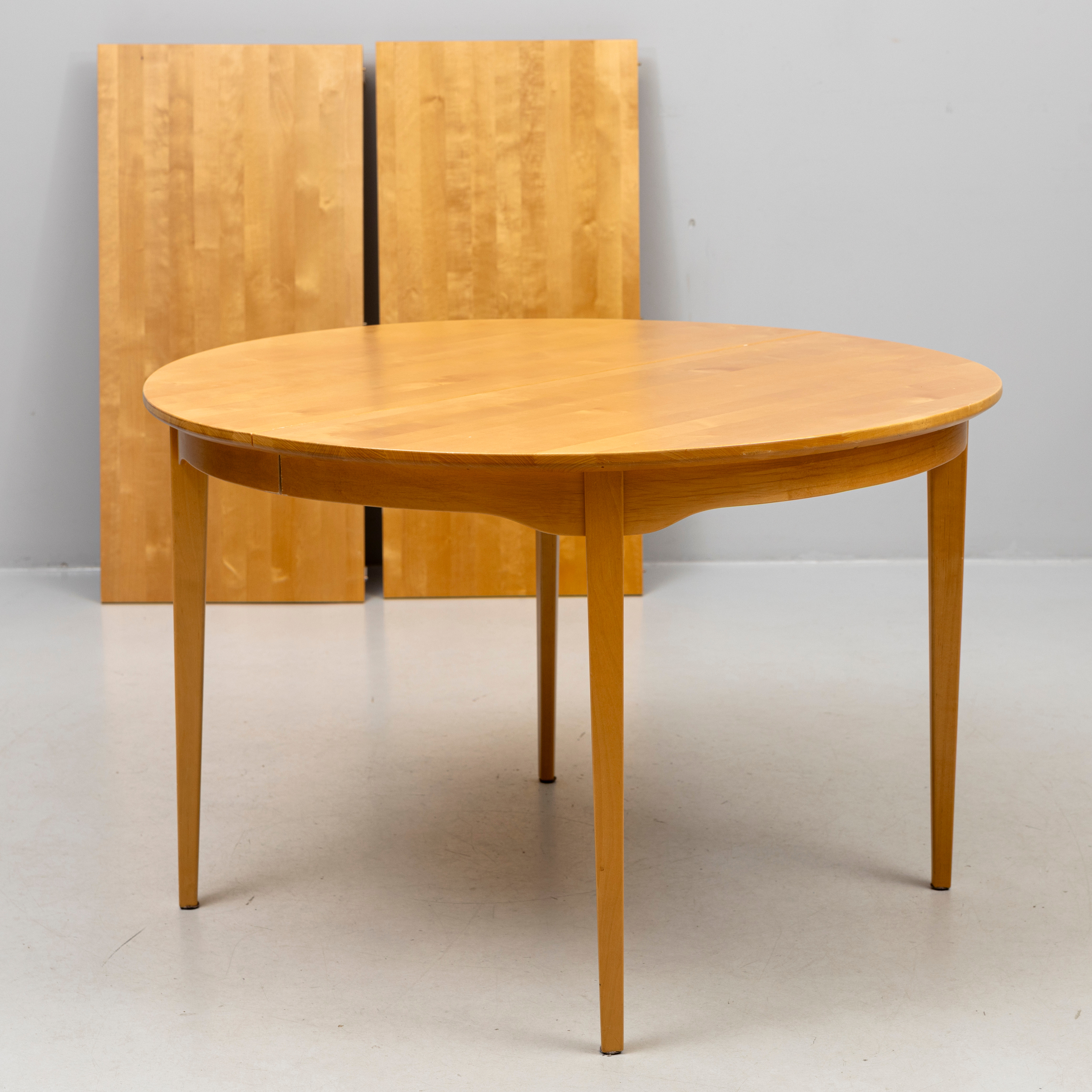 CARL MALMSTEN. Matbord, "Talavid", björk, 2 iläggsskivor, brickmärkt, 50-årsjubileumsutgåva, daterad 2007.