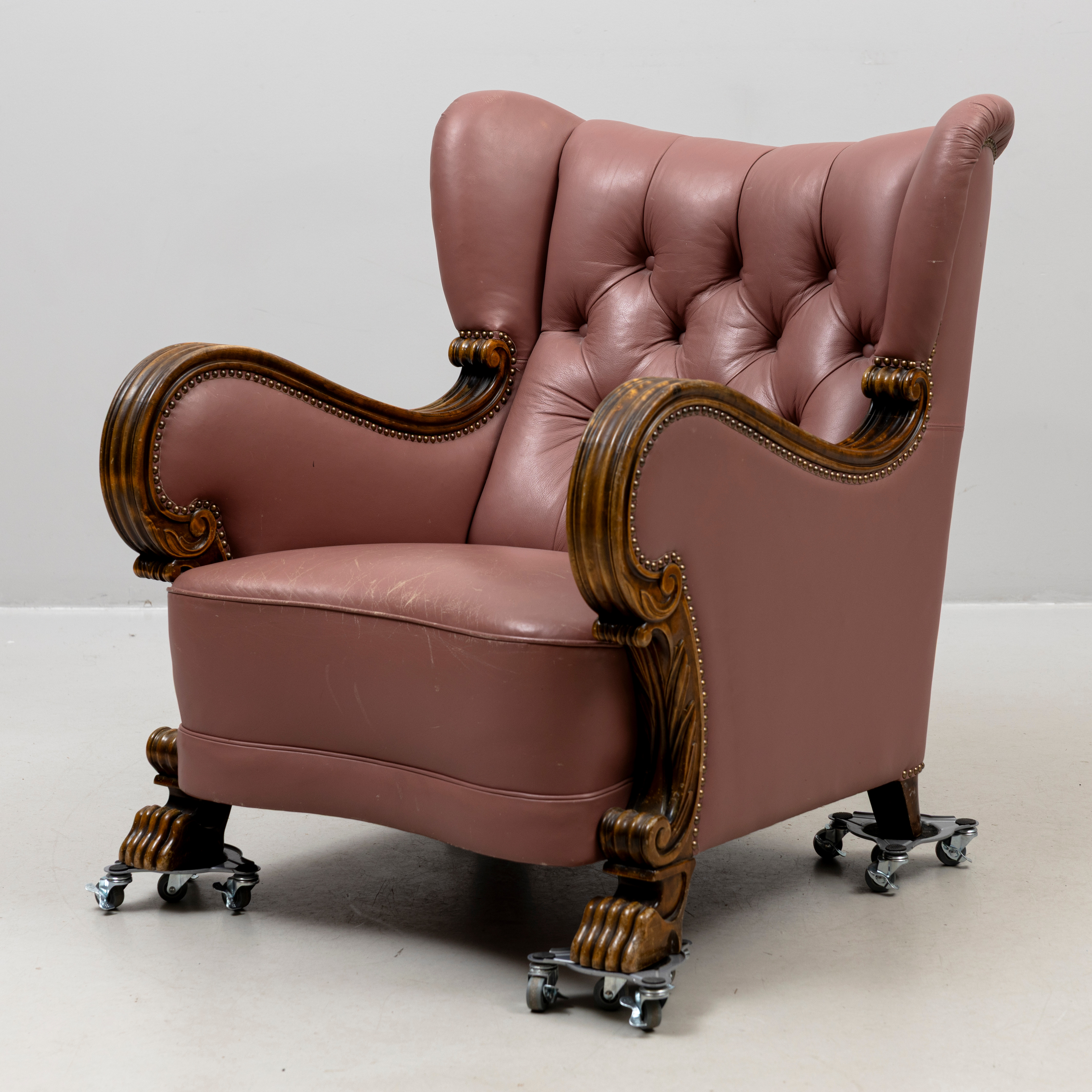 ÖRONLAPPSFÅTÖLJ, skinnklädd, stomme med skuren dekor, 1900-tal.