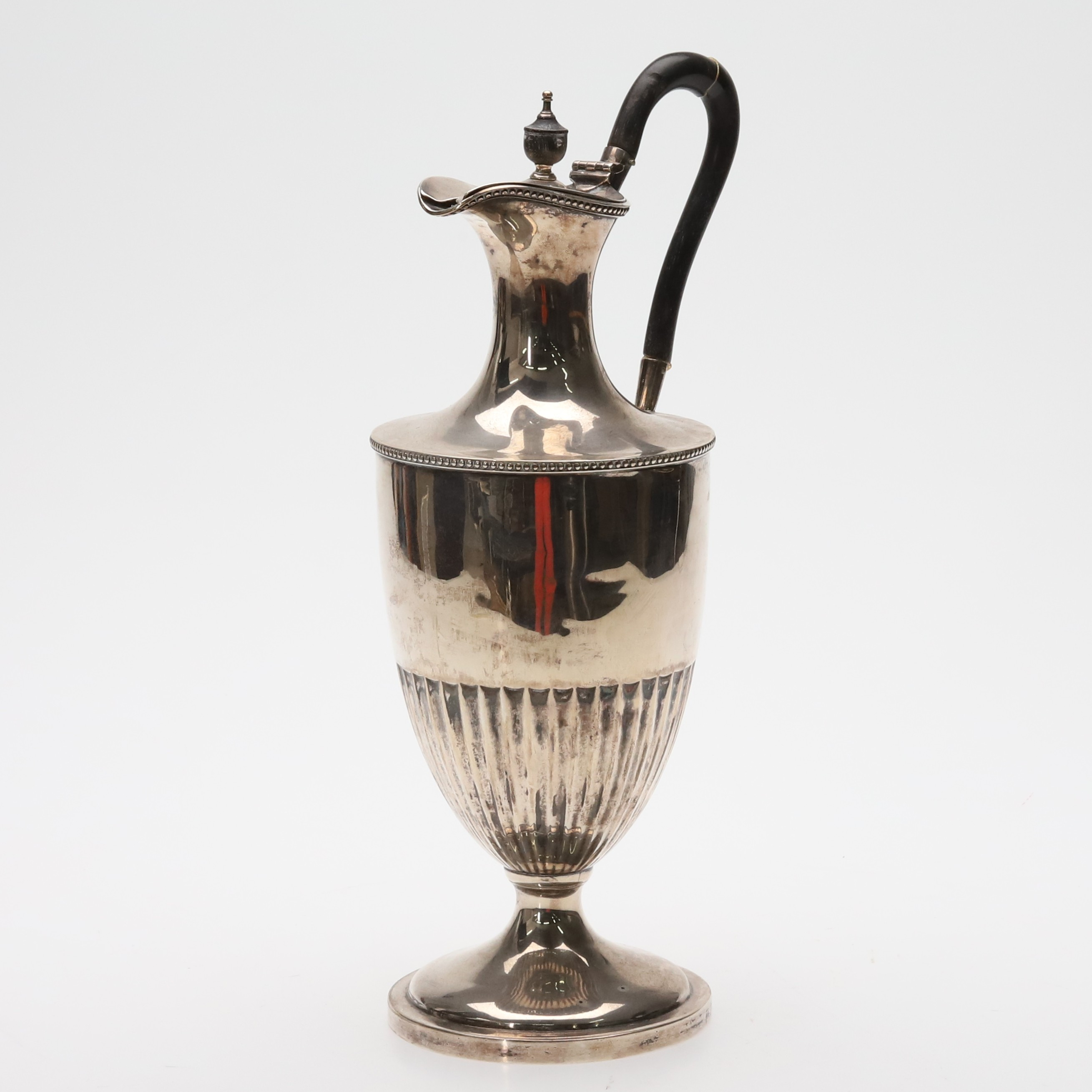 EDWARD HUTTON. KANNA, silver, i George III-stil, London 1887, 640,5 gram.