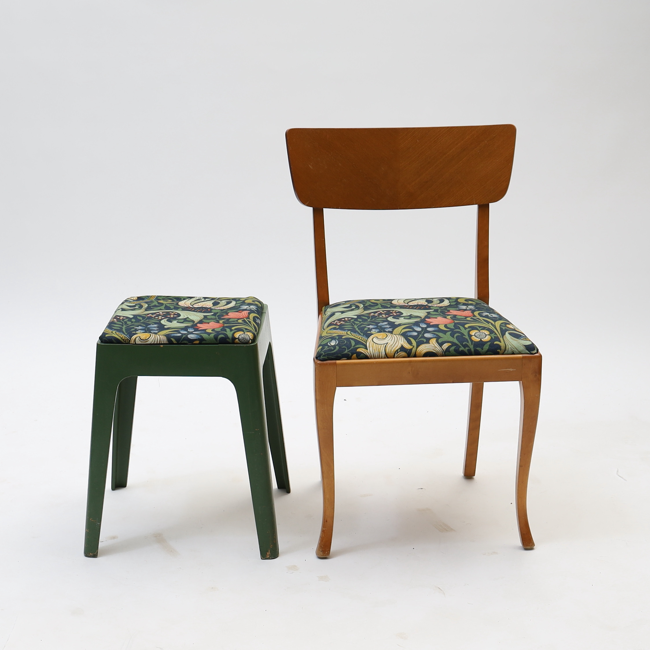 MÖBLER 2 DELAR, Pall samt stol, klädda med textil "Golden Lily" William Morris.