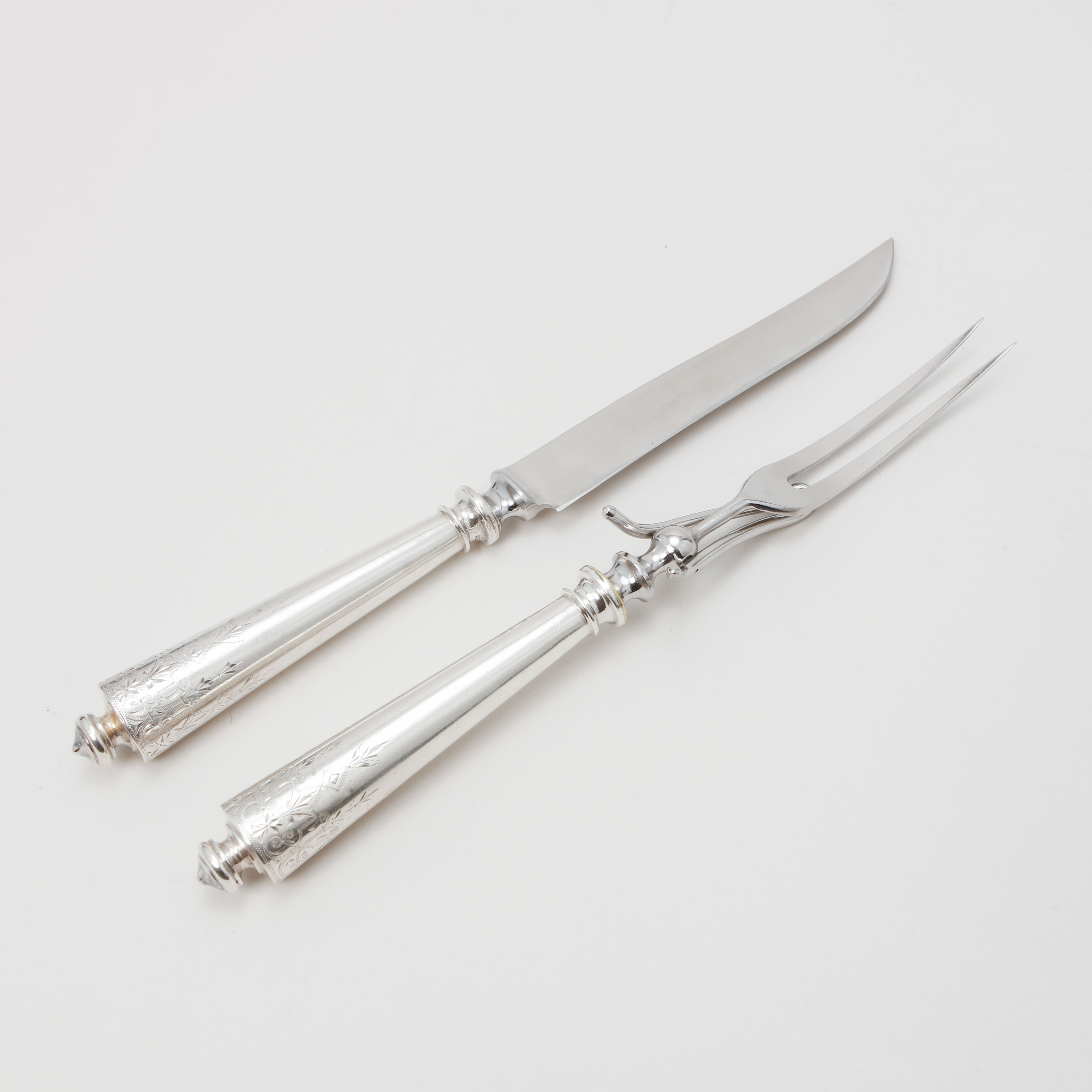 TRANCHERBESTICK, ett par, silver, importstämplar, sekelskiftet 1800/1900-tal.