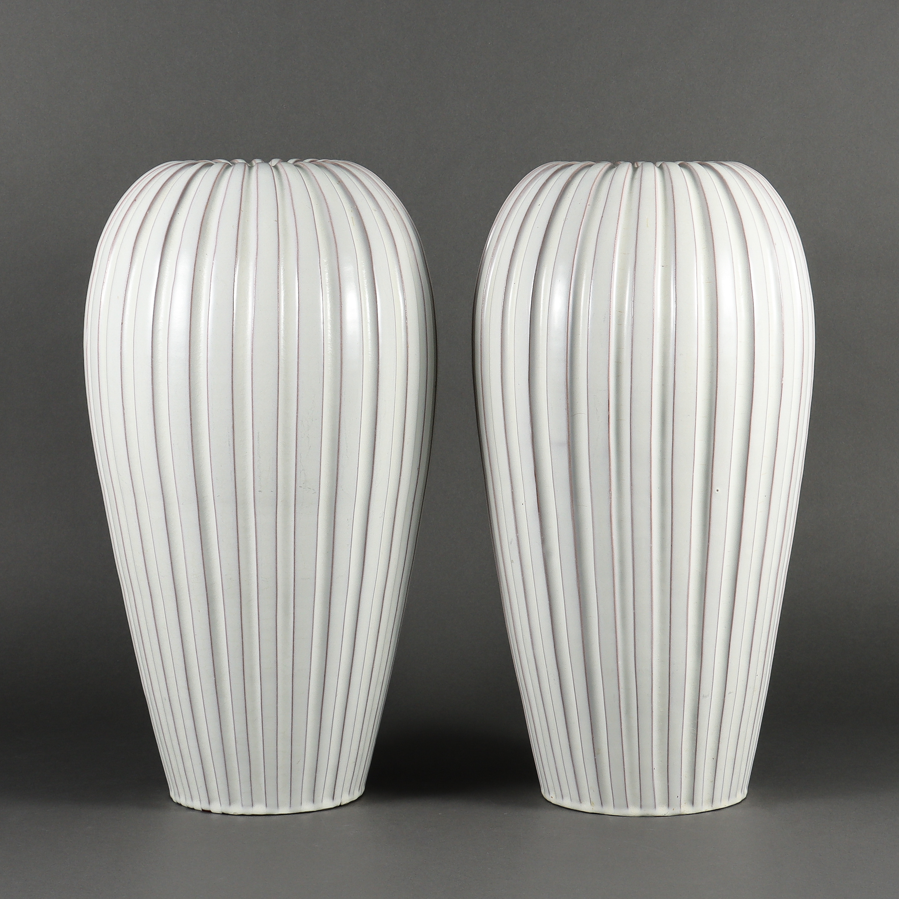VICKE LINDSTRAND. Golvvaser 2 stycken, modell 14, keramik, Upsala-Ekeby, i produktion 1944-52.