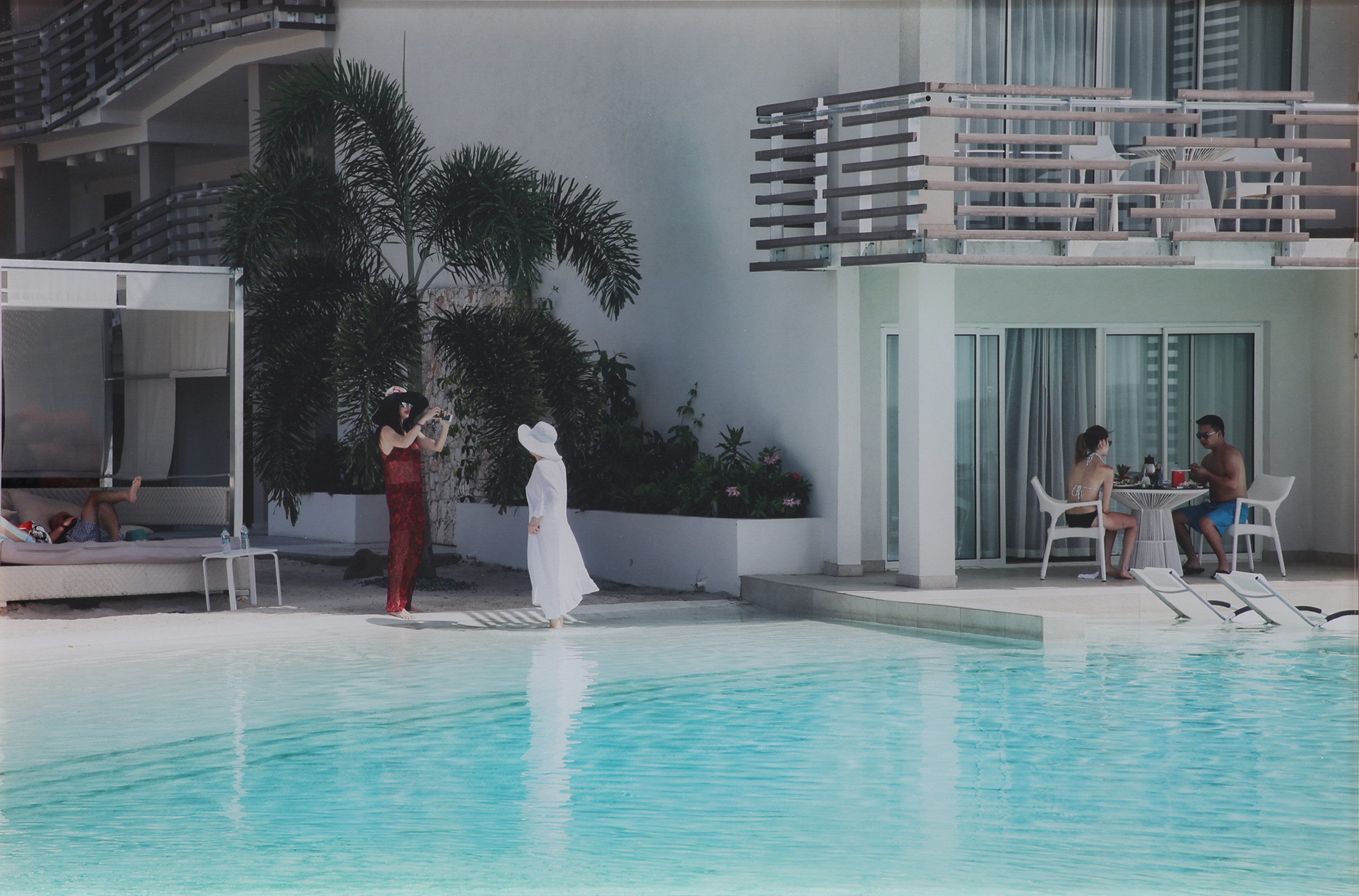 ROLAND THYSELL 1946-. C-PRINT, "ST MARTIN 2017, VEM BETALAR?", SIGNERAD, NUMRERAD 1/1, FRAMSTÄLLD PÅ PLEXI 2023.